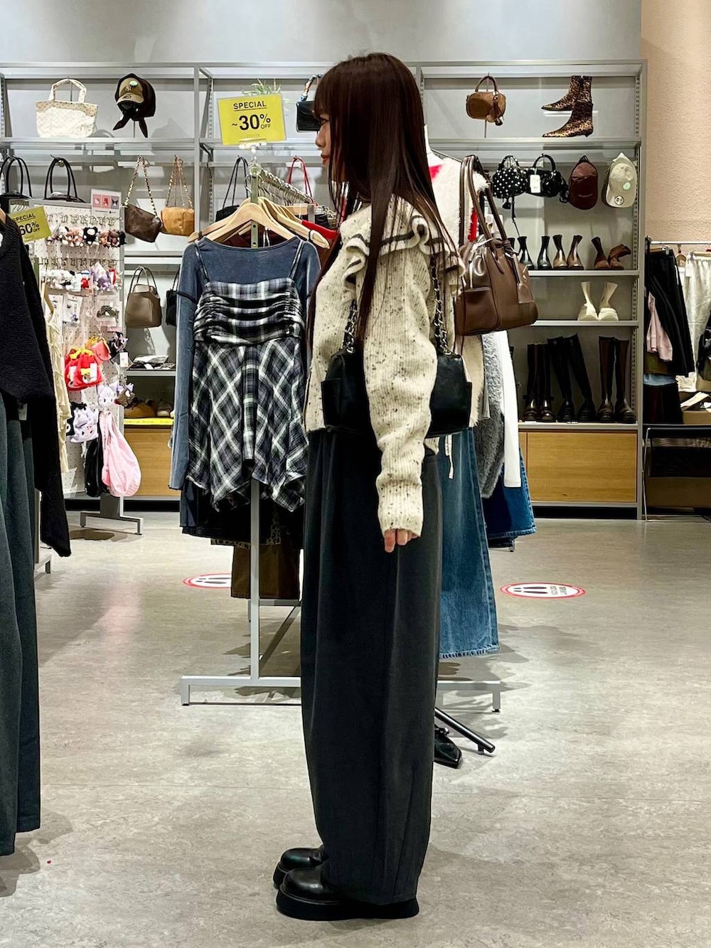 ブラック系のサンダル、ベージュ系のニット/セーター、ブラック系のショルダーバッグを着用したレディースの秋コーディネートの3枚目の写真