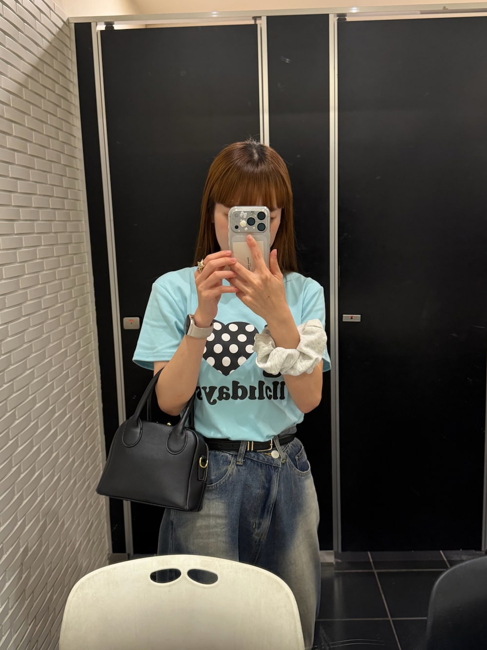 ブルー系のデニムパンツ、ブルー系のTシャツ/カットソー、ブラック系のサンダルを着用したレディースの秋コーディネートの2枚目の写真