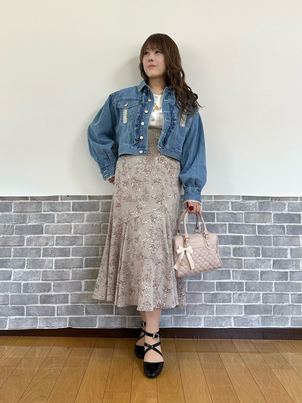 「デニムジャケット、ワンピース、キレイめ、スタイルアップ、axes femme、春服、大人女子、春カラー、お出かけコーデ、フリル」｜「axes femmeのレース×フリルデニムジャケット（デニムジャケット、ブルー系）」を使った、まりさん（レディース・157cm）の春コーディネートの2枚目の写真