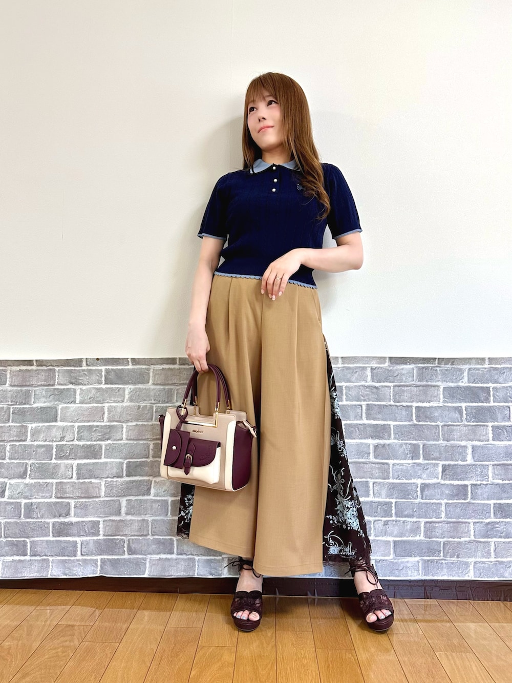 「きれいめカジュアル、パンツスタイル、ワイドパンツ、シンプルコーデ、ポロシャツ、お出かけコーデ、axes femme、大人カジュアルコーデ」｜「axes femmeの刺繍入り配色襟ニットポロ（ニット/セーター、ブルー系）」を使った、まりさん（レディース・157cm）の夏コーディネートの2枚目の写真