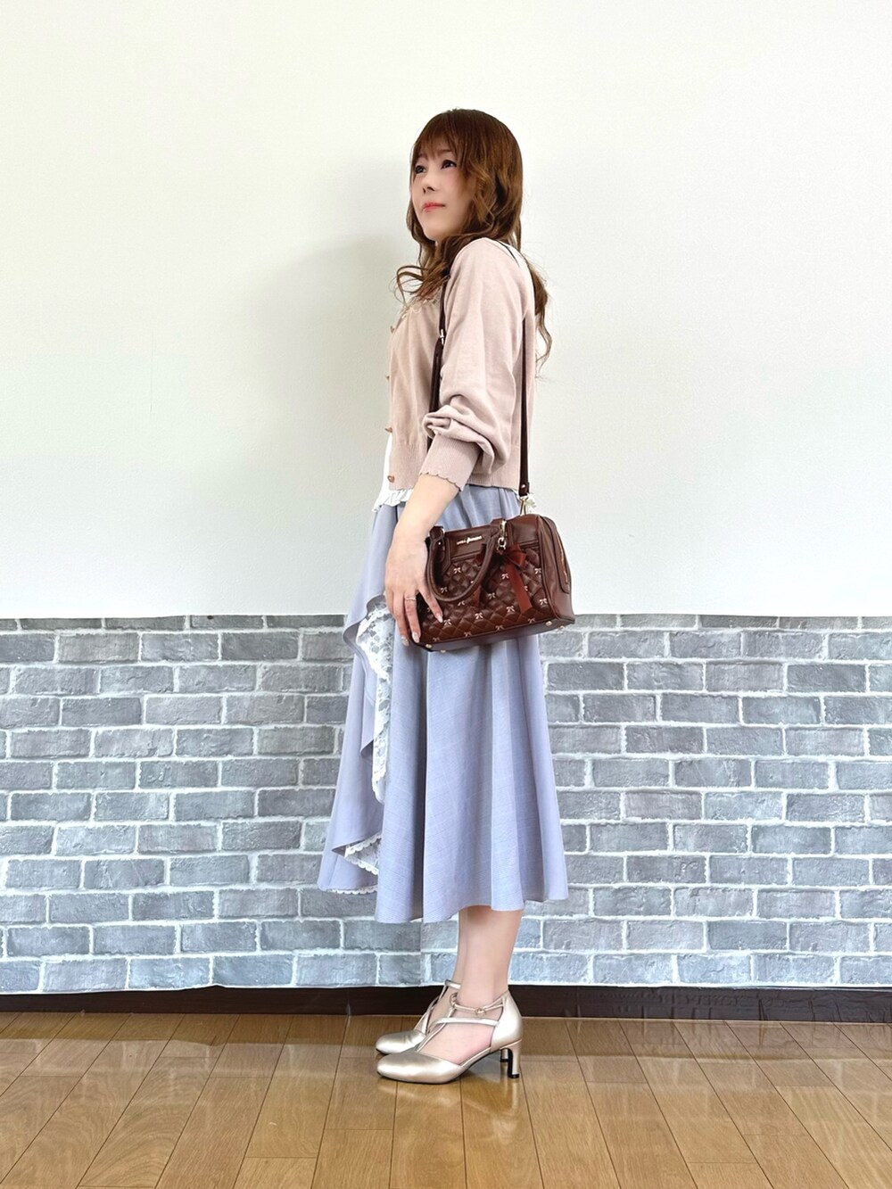 「フェミニン、ノースリーブ、カーディガン、淡色コーデ、スカート、春夏コーデ、お出かけコーデ、axes femme」｜「axes femmeのカップ付きストラップタンク（タンクトップ、ホワイト系）」を使った、まりさん（レディース・157cm）の春コーディネートの3枚目の写真