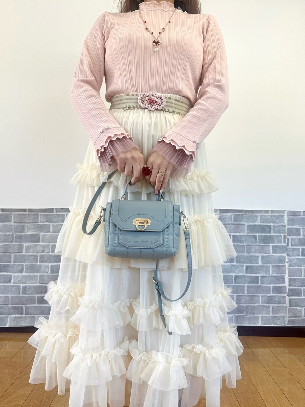 「春色、淡色コーデ、デートコーデ、お出かけコーデ、axes femme、春、大人ガーリー、春カラー、ガーリー」|「axes femmeのプリーツチュールメロープルオーバー(Tシャツ/カットソー、ピンク系)」を使った、まりさん(レディース・157cm)の春コーディネートの4枚目の写真