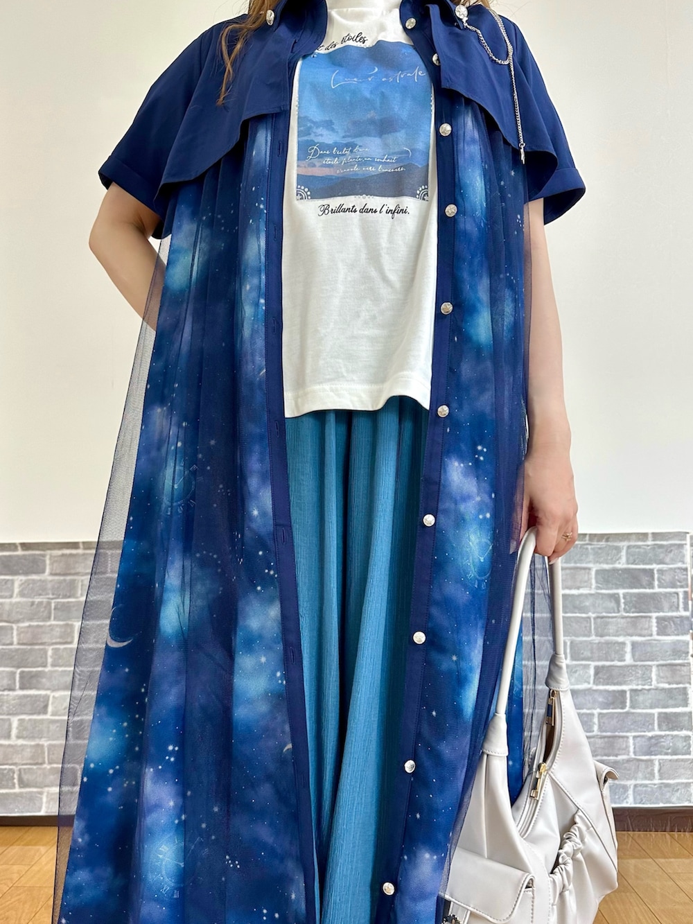 「体型カバー、ゆったり、ゆるコーデ、シャツワンピ、白Tシャツ、axes femme、パンツスタイル、ママファッション」｜「axes femmeのステラプリントシャツワンピース（ワンピース、ブルー系）」を使った、まりさん（レディース・157cm）の夏コーディネートの5枚目の写真