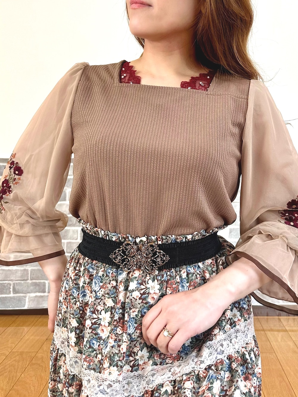 ブラウン系のTシャツ/カットソー、レッド系のタンクトップ、ブラウン系のスカートを着用したレディースの夏コーディネートの6枚目の写真