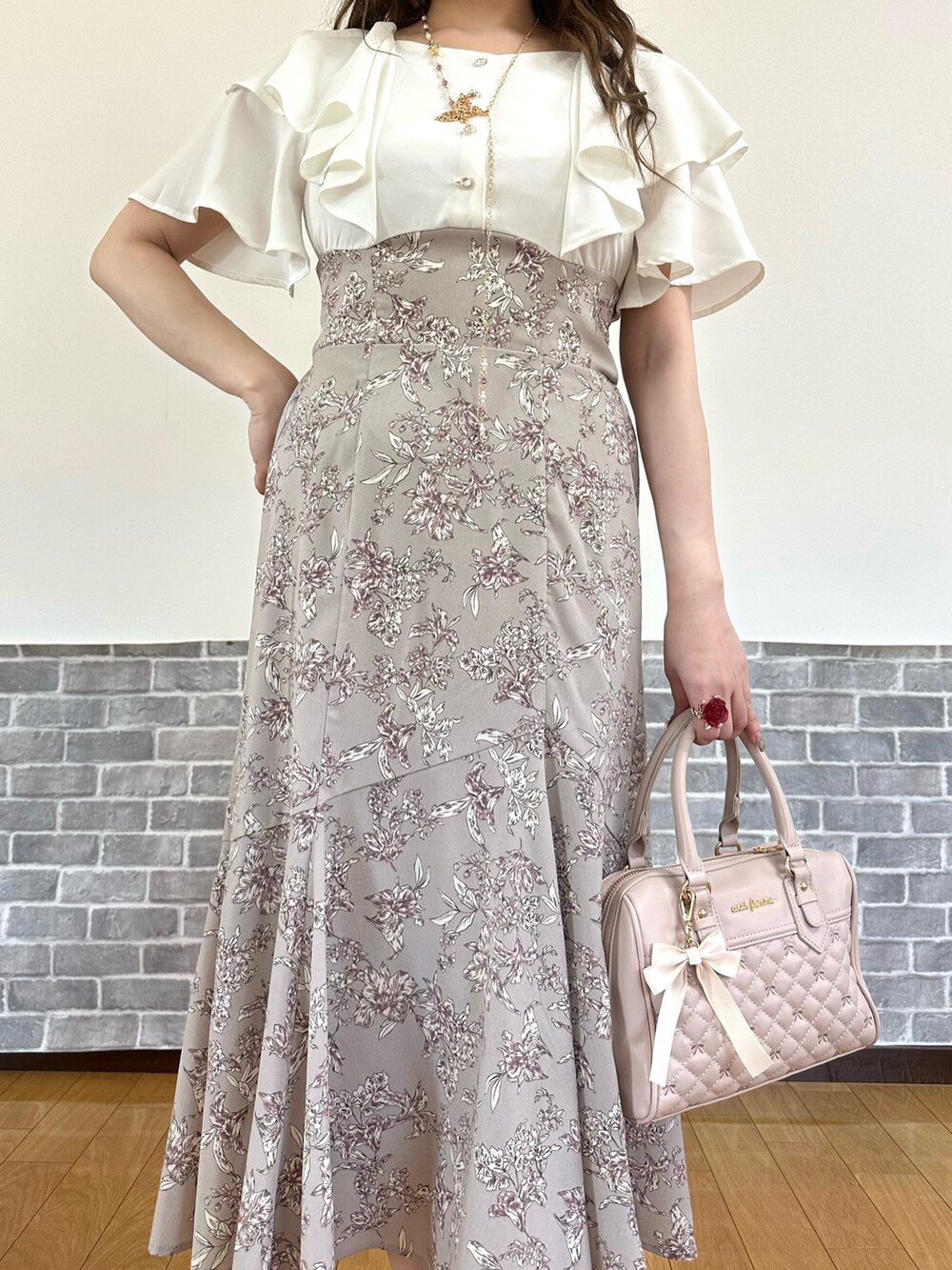 「デニムジャケット、ワンピース、キレイめ、スタイルアップ、axes femme、春服、大人女子、春カラー、お出かけコーデ、フリル」｜「axes femmeのレース×フリルデニムジャケット（デニムジャケット、ブルー系）」を使った、まりさん（レディース・157cm）の春コーディネートの7枚目の写真