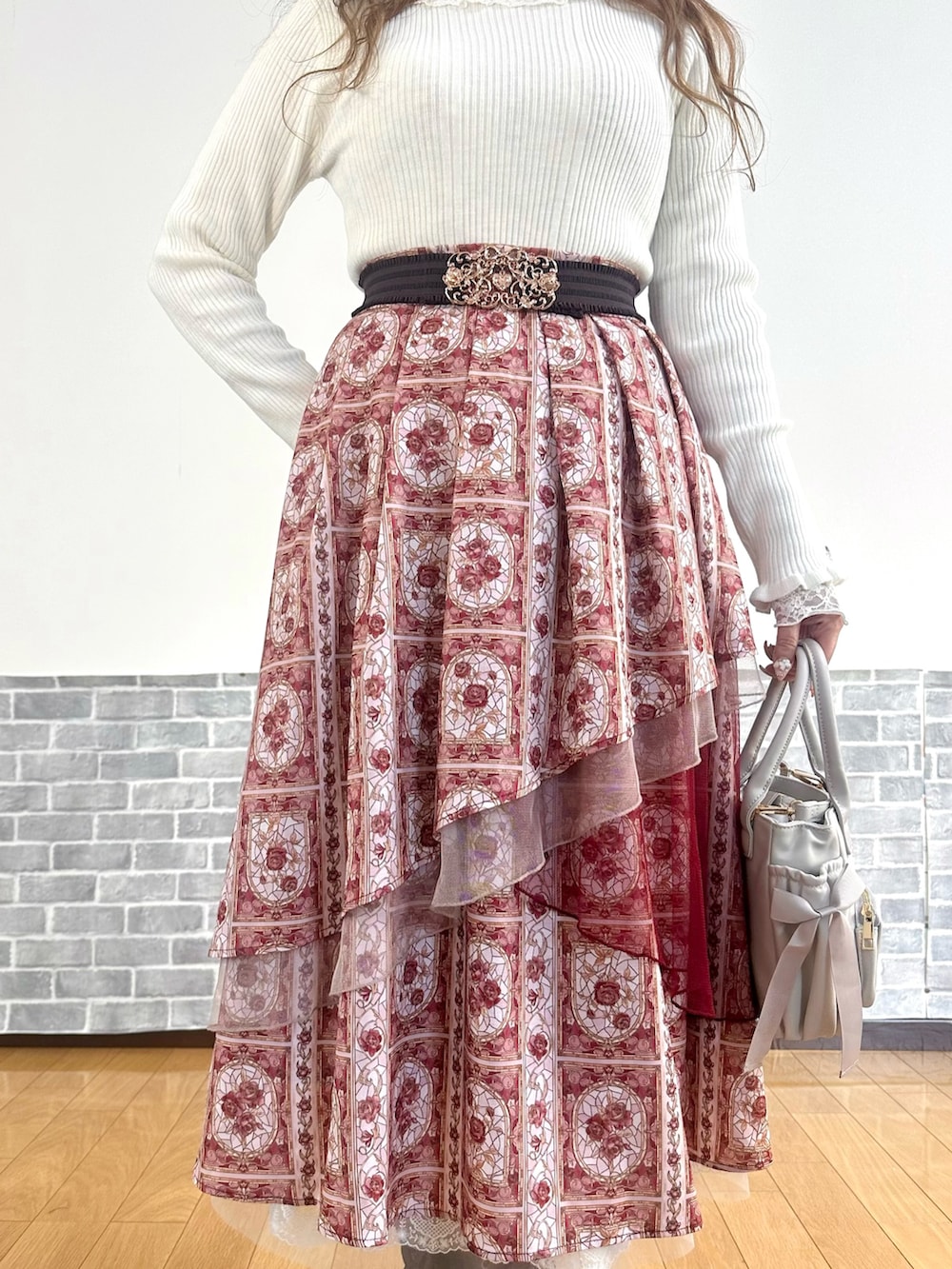 レッド系のダッフルコート、ホワイト系のTシャツ/カットソー、ホワイト系のニット/セーターを着用したレディースの冬コーディネートの5枚目の写真