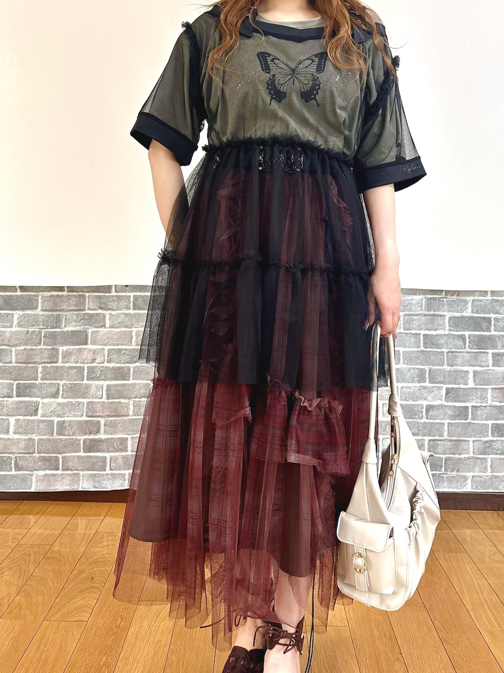 「グランジ、ヴィンテージ、axes femme、y2k、レイヤードスタイル、シアートップス、axes femme POETIQUE、Tシャツコーデ、レイヤードコーデ、トレンド」|「axes femmeのビジューロゴショートTシャツ(Tシャツ/カットソー、グレー系)」を使った、まりさん(レディース・157cm)の夏コーディネートの5枚目の写真
