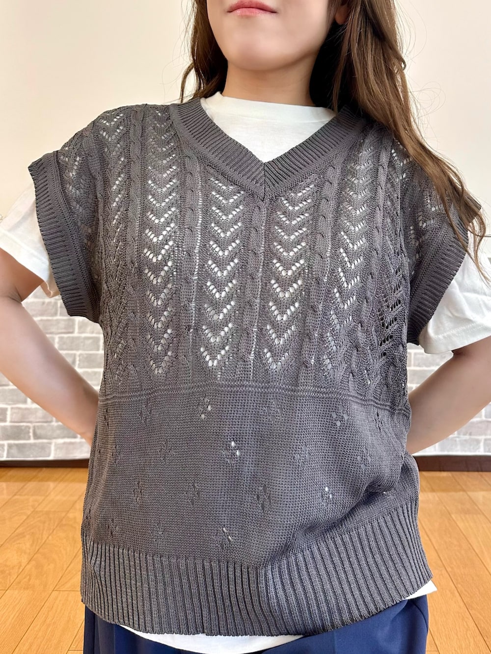 「カジュアル、カジュアルコーデ、パンツ、パンツスタイル、ニットベスト、体型カバー、Tシャツ、ママファッション、ママコーデ、axes femme」｜「axes femmeのニットベスト×Ｔシャツセット（ニット/セーター、グレー系）」を使った、まりさん（レディース・157cm）の夏コーディネートの5枚目の写真