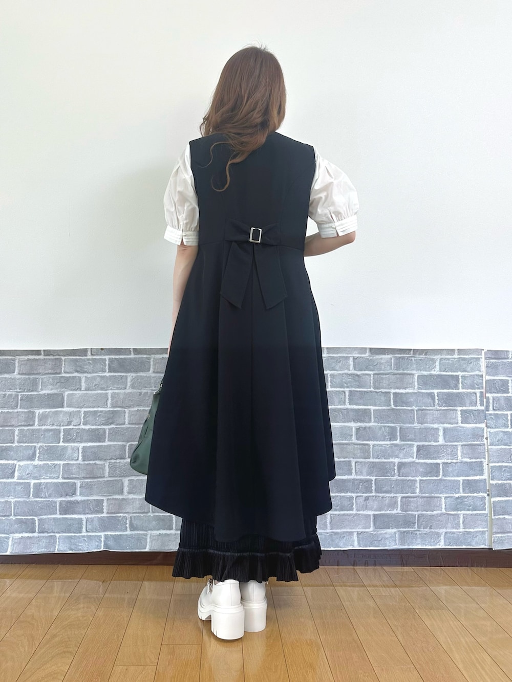 「大人カジュアル、モノトーン、きれいめカジュアル、axes femme、プリーツスカート、レイヤード、ジレ、モード」｜「axes femmeのビッグリボン半袖ブラウス（シャツ/ブラウス、ホワイト系）」を使った、まりさん（レディース・157cm）の春コーディネートの3枚目の写真