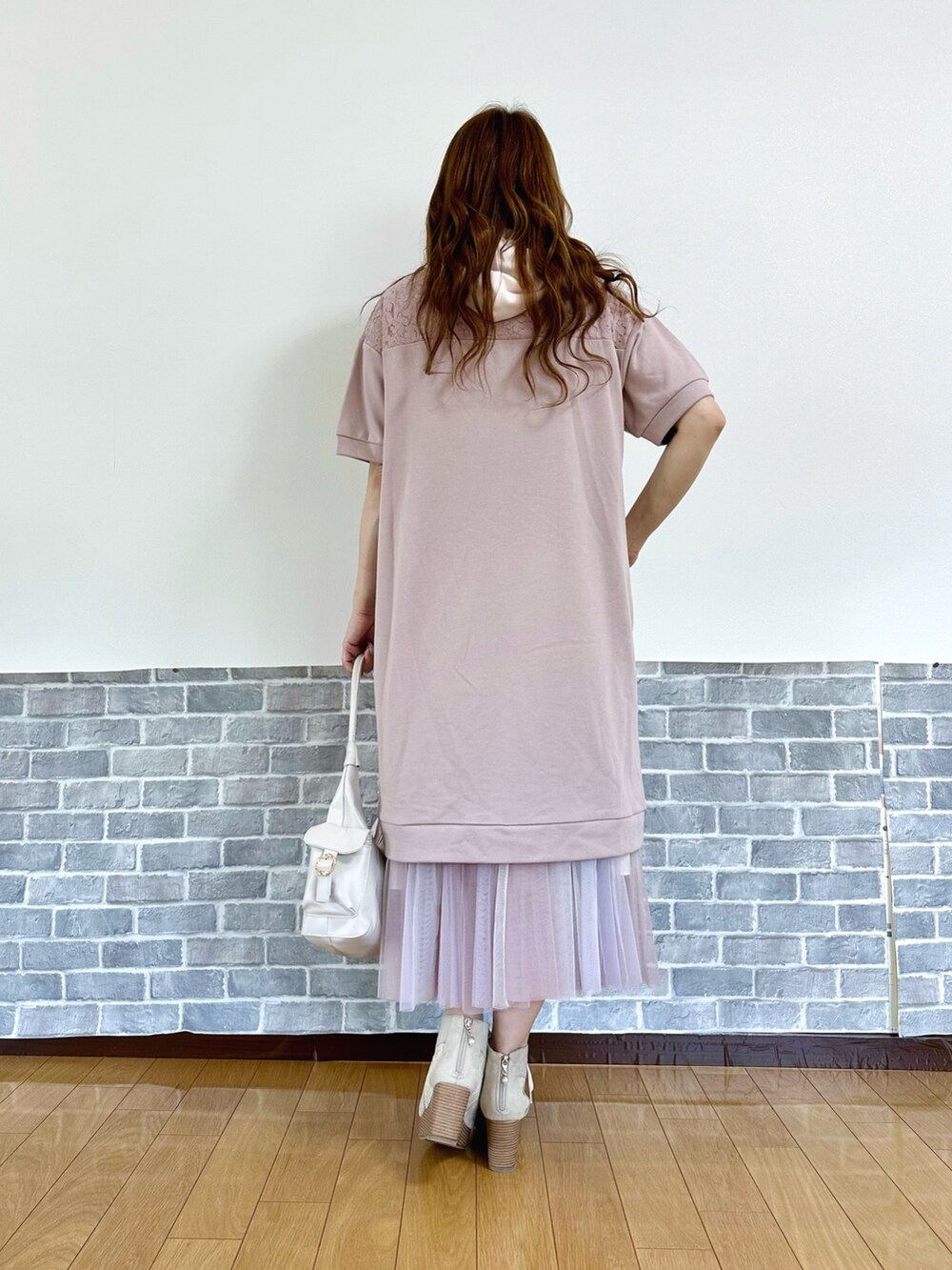 「ピンク、ピンクコーデ、フェミニン×カジュアル、パーカーワンピース、ゆるコーデ、axes femme」｜「axes femmeの吸水速乾フラワーレースタンク（タンクトップ、レッド系）」を使った、まりさん（レディース・157cm）の春コーディネートの3枚目の写真