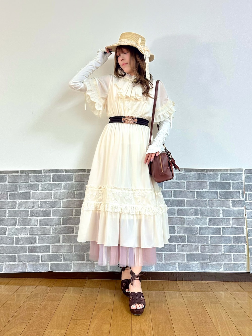 「クラシカル、ワンピース、白ワンピース、夏、夏コーデ、サンダル、ボストンバッグ、やっぱり帽子が好き、お出かけコーデ、axes femme、axes femme POETIQUE、きれいめコーデ」｜「axes femmeのレースリボンフリルカンカン帽（ハット、ホワイト系）」を使った、まりさん（レディース・157cm）の春コーディネートの2枚目の写真