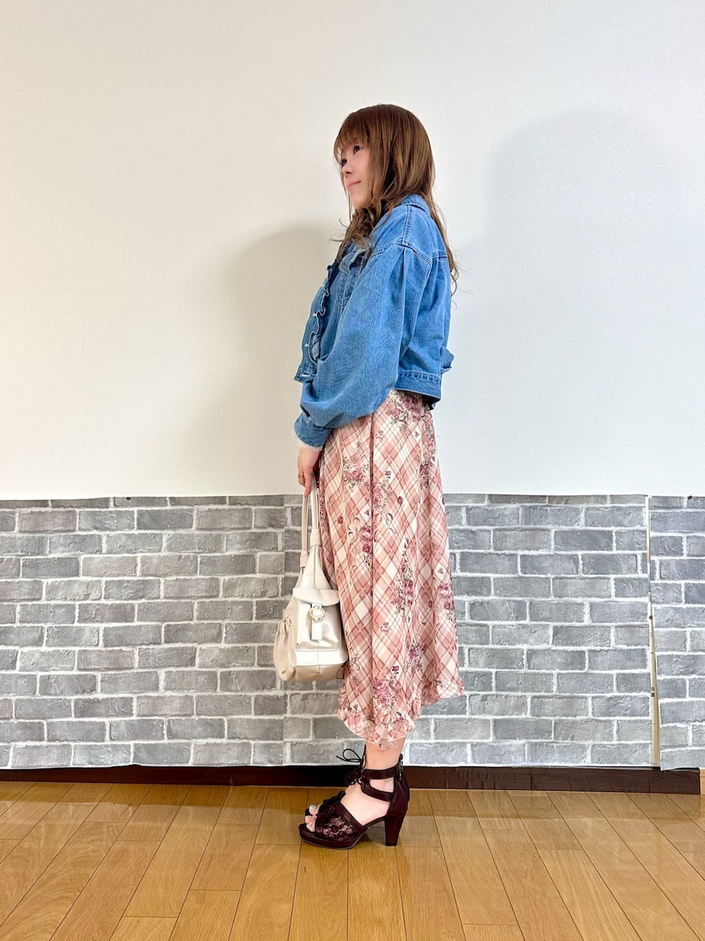 「ワンピース、ワンピース×デニム、フェミニン、デニムジャケット、チェックワンピース、キャミワンピ、ショルダーバッグ、お出かけコーデ、デートコーデ、axes femme、ワンピースコーデ、大人ガーリー」｜「axes femmeのレース×フリルデニムジャケット（デニムジャケット、ブルー系）」を使った、まりさん（レディース・157cm）の春コーディネートの3枚目の写真