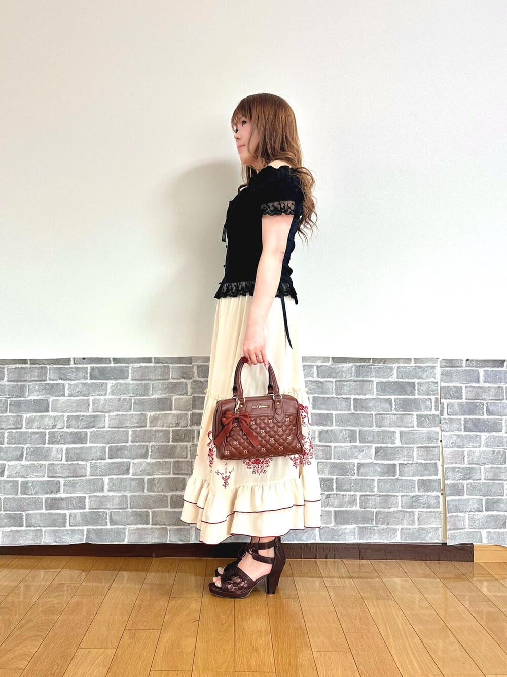 「サンダル、お出かけコーデ、デートコーデ、axes femme、おでかけコーデ、フェミニン、キレイめ、スカート、刺繍」｜「axes femmeのコットンレース切替トップス（シャツ/ブラウス、ブラック系）」を使った、まりさん（レディース・157cm）の春コーディネートの2枚目の写真