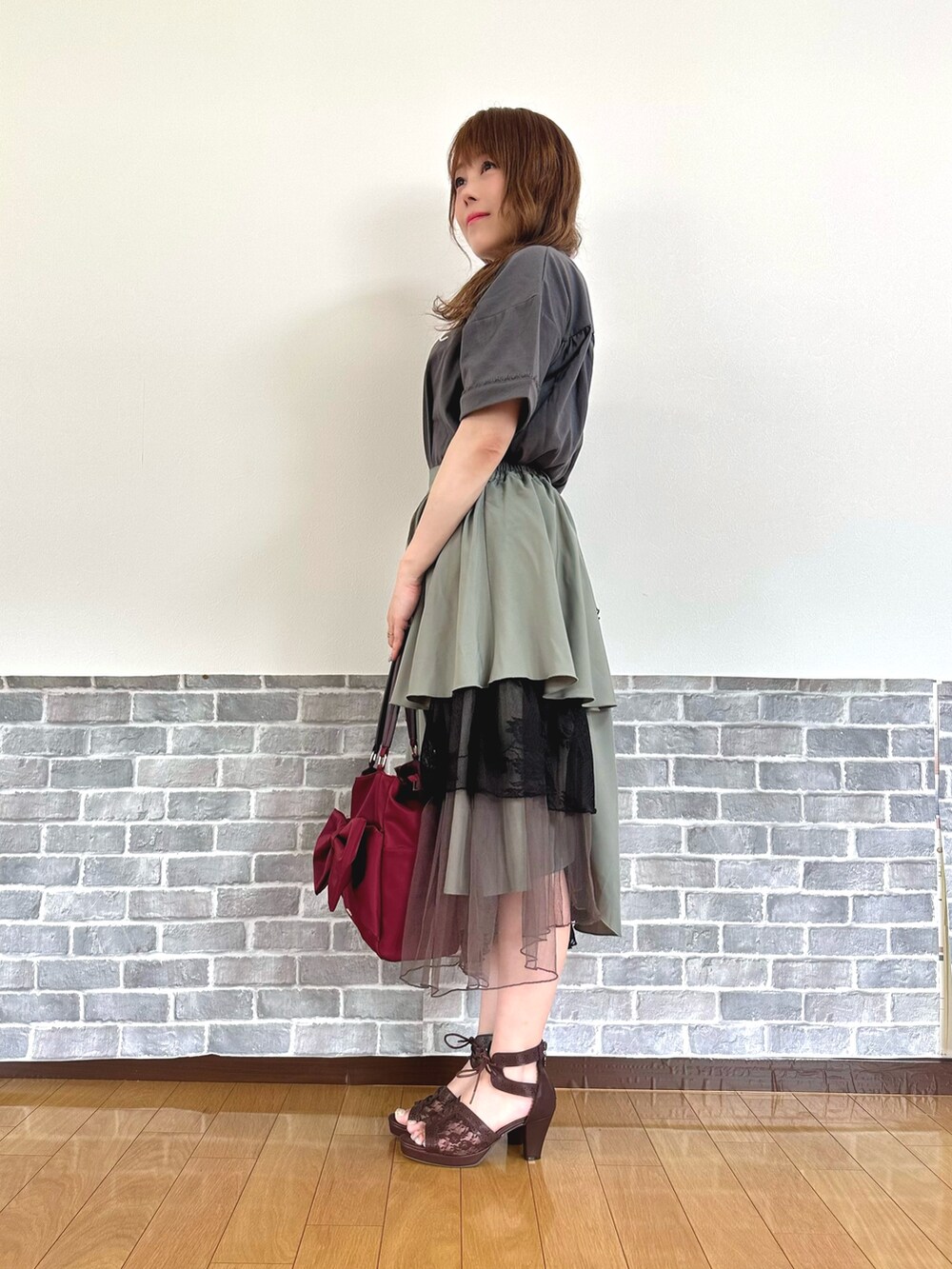 「イレヘムスカート、Tシャツ、アースカラー、トートバッグ、トレンド、チュール、フリル、夏コーデ、サンダル、axes femme」｜「axes femmeの吸水速乾フラワーレースタンク（タンクトップ、ホワイト系）」を使った、まりさん（レディース・157cm）の夏コーディネートの3枚目の写真
