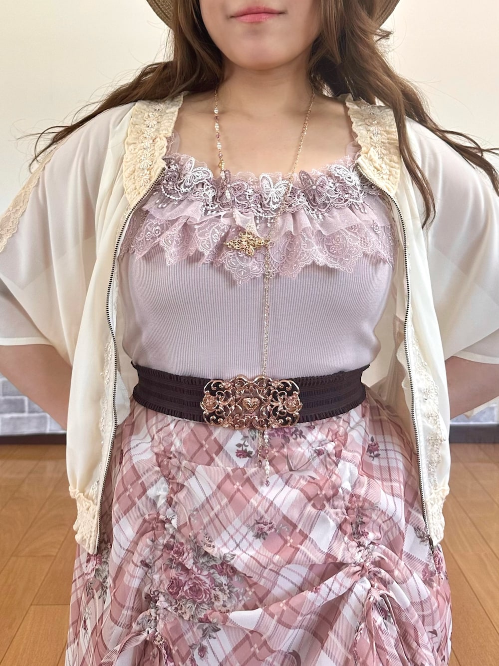 「フェミニンコーデ、フェミニン、ピンク、ピンクコーデ、レイヤードスタイル、キャミソール、シアー、淡色コーデ、お出かけコーデ、サンダル、リボン、axes femme、デートコーデ、axes femme POETIQUE、オトナカワイイ」|「axes femmeのレースリボンフリルカンカン帽(ハット、ホワイト系)」を使った、まりさん(レディース・157cm)の春コーディネートの7枚目の写真