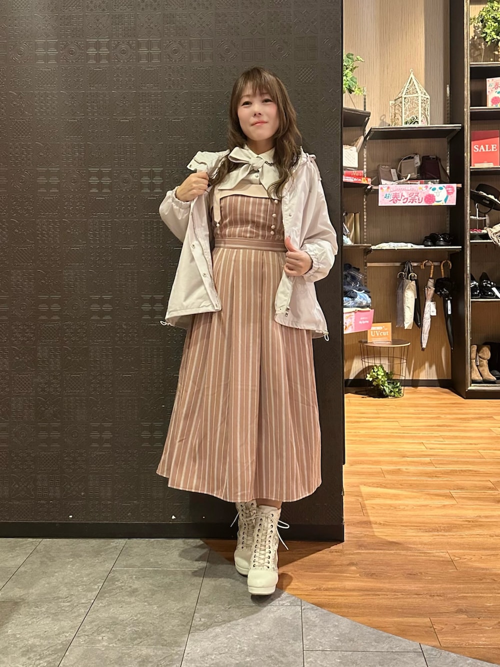 「春コーデ、春めき満開コーデ、axes femme、大人可愛い、お出かけコーデ、リボン、マウンテンパーカー、ワンピース、ブラウス」｜「axes femmeの撥水加工マウンテンパーカー（マウンテンパーカー、ピンク系）」を使った、まりさん（骨格ウェーブ・レディース・157cm）の春コーディネートの2枚目の写真