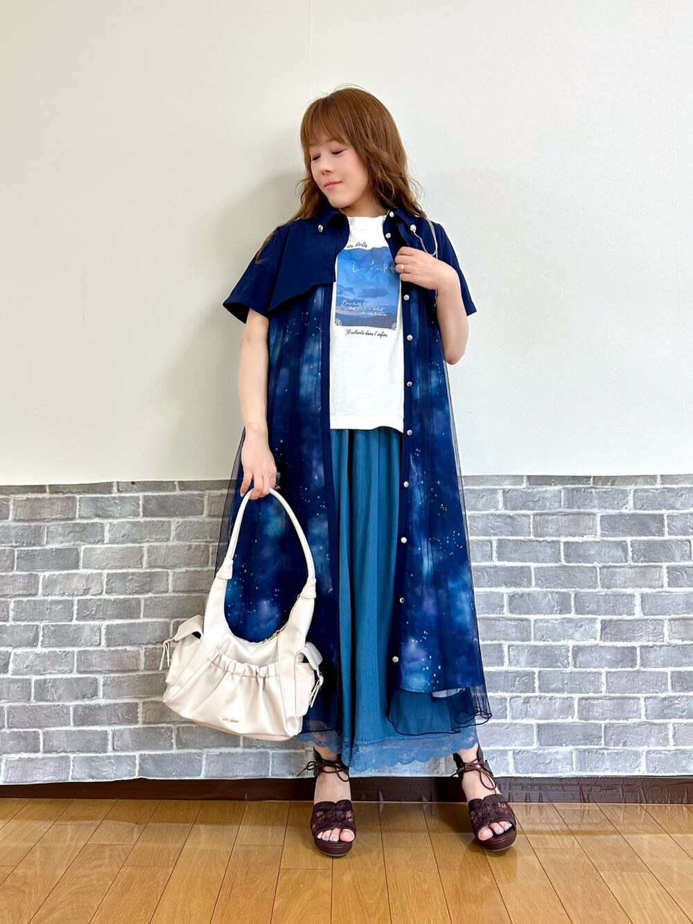 「体型カバー、ゆったり、ゆるコーデ、シャツワンピ、白Tシャツ、axes femme、パンツスタイル、ママファッション」｜「axes femmeのステラプリントシャツワンピース（ワンピース、ブルー系）」を使った、まりさん（レディース・157cm）の夏コーディネートの2枚目の写真