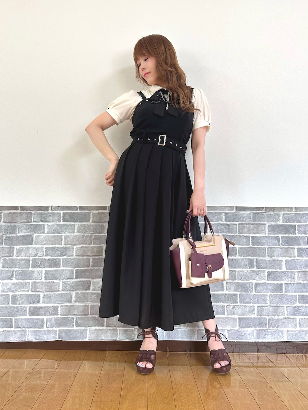 「モノトーン、モノトーンコーデ、モード、ワンピース、サンダル、お出かけコーデ、axes femme、キレイめカジュアル」｜「axes femmeのハトメ×チェーン付リボンブラウス（シャツ/ブラウス、ホワイト系）」を使った、まりさん（レディース・157cm）の夏コーディネートの2枚目の写真