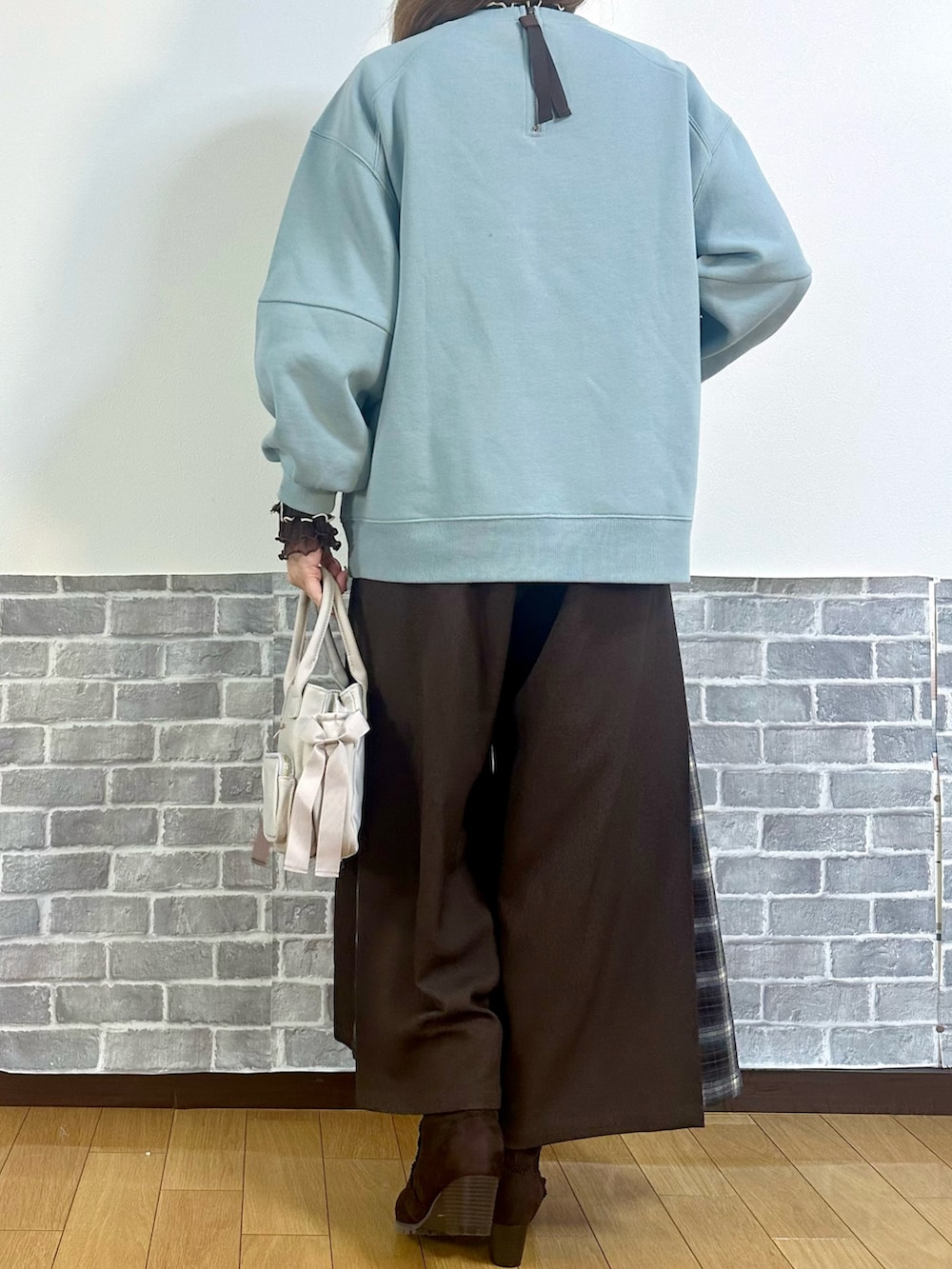 ブラウン系のTシャツ/カットソー、グリーン系のTシャツ/カットソー、グリーン系のマウンテンパーカーを着用したレディースの秋コーディネートの4枚目の写真