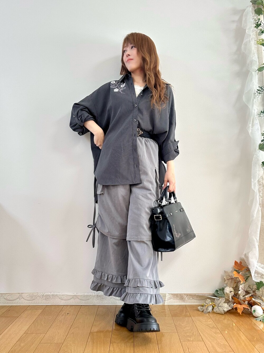 グレー系のシャツ/ブラウス、ホワイト系のタンクトップ、グレー系のその他パンツを着用したレディースの秋コーディネートの2枚目の写真