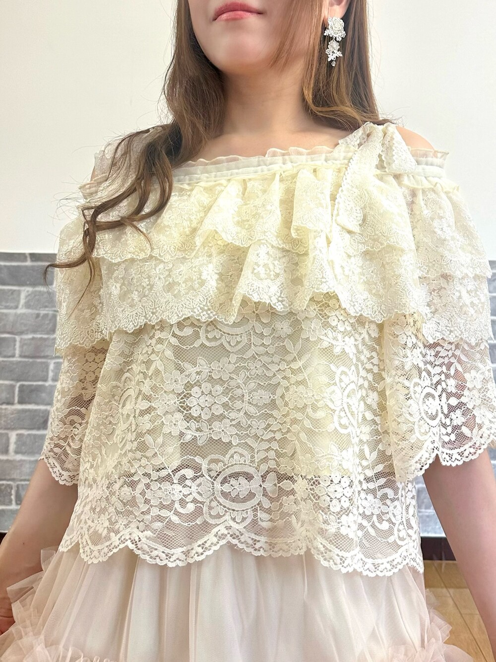 「フェミニン、ティアードスカート、チュールスカート、レーストップス、レイヤードスタイル、レイヤード、axes femme、春色、春カラー、お出かけコーデ」|「axes femmeの肩リボンレースフリルインナー(タンクトップ、ホワイト系)」を使った、まりさん(レディース・157cm)の春コーディネートの5枚目の写真