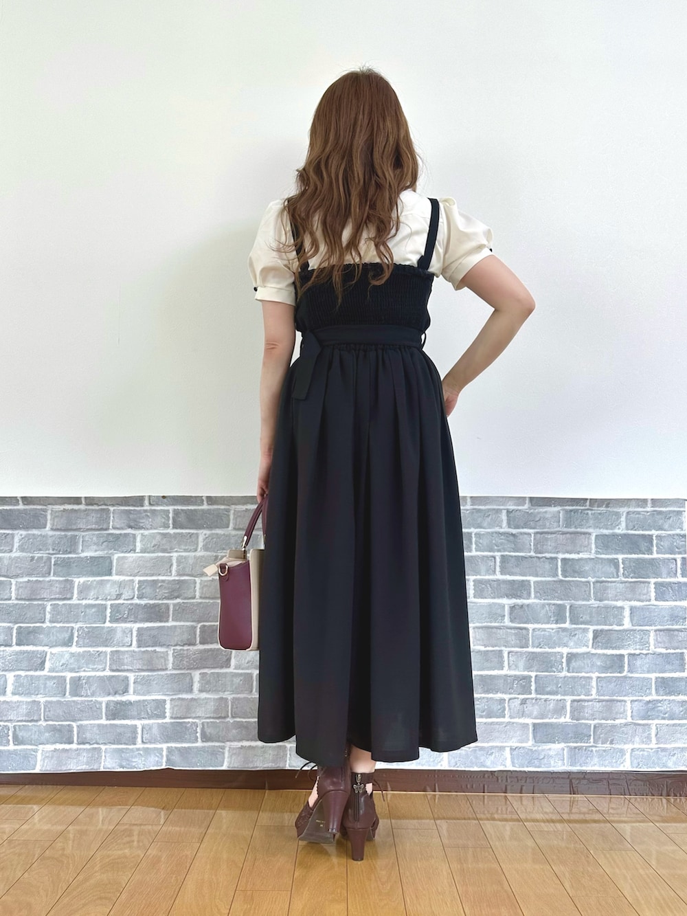 「モノトーン、モノトーンコーデ、モード、ワンピース、サンダル、お出かけコーデ、axes femme、キレイめカジュアル」｜「axes femmeのハトメ×チェーン付リボンブラウス（シャツ/ブラウス、ホワイト系）」を使った、まりさん（レディース・157cm）の夏コーディネートの4枚目の写真
