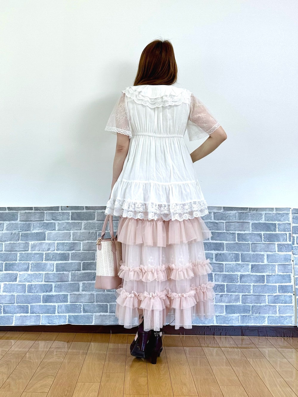 「チュニック、ゆったり、レース、フリル、チュールスカート、フェミニン、かごバッグ、お出かけコーデ、サンダル、淡色コーデ、ロングスカート、axes femme」|「axes femmeの吸水速乾フラワーレースタンク(タンクトップ、ホワイト系)」を使った、まりさん(レディース・157cm)の春コーディネートの4枚目の写真
