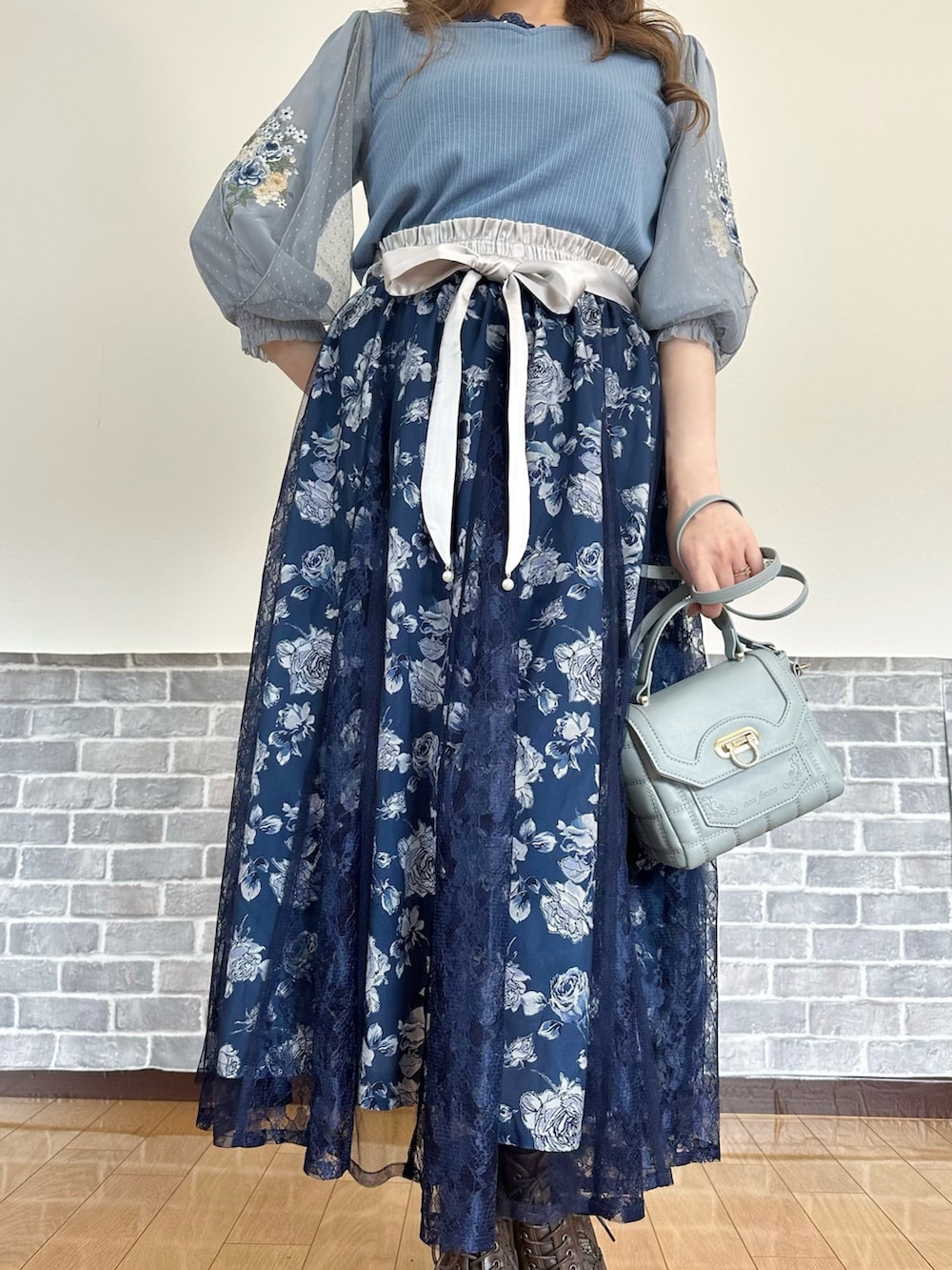 「スカート、ブルーコーデ、ブルー、デートコーデ、お出かけコーデ、ショルダーバッグ、プチプラ、axes femme、フェミニン」｜「axes femmeのフラワーブーケ刺繍プルオーバー（Tシャツ/カットソー、ブルー系）」を使った、まりさん（レディース・157cm）の春コーディネートの4枚目の写真