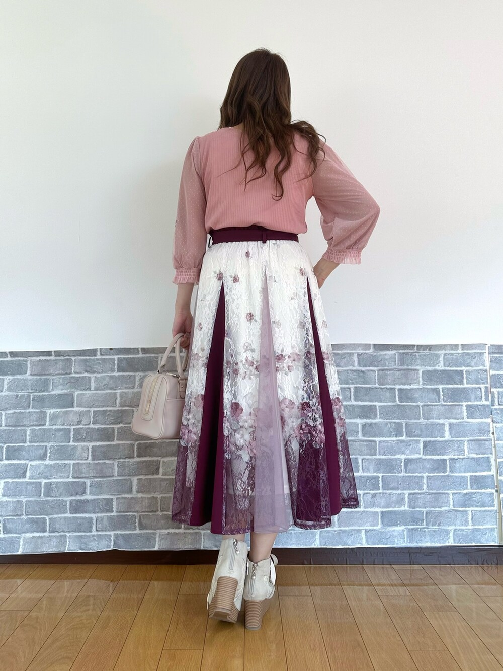 「デニムジャケット、ピンク、ピンクコーデ、刺繍、刺繍トップス、レース、レーススカート、ボストンバッグ、フェミニン、フェミニンコーデ」|「axes femmeのチュール×フラワー刺繍プルオーバー(Tシャツ/カットソー、ピンク系)」を使った、まりさん(レディース・157cm)の春コーディネートの4枚目の写真
