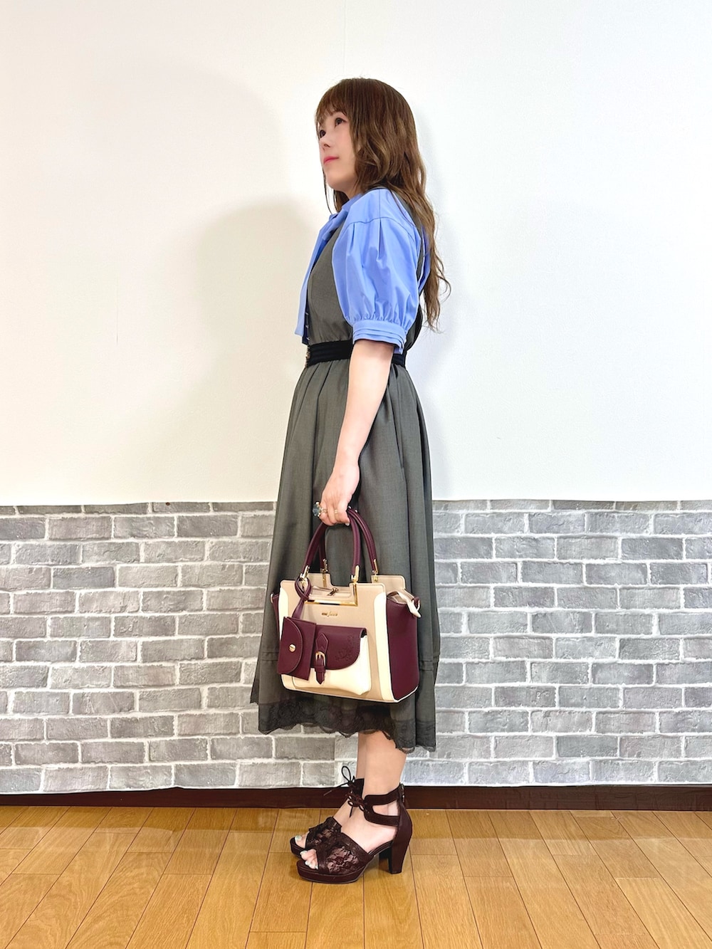 「フェミニン、キレイめ、きれいめカジュアル、通勤コーデ、オフィスカジュアル、サンダル、axes femme、オフィススタイル、ブラウスコーデ」｜「axes femmeのビッグリボン半袖ブラウス（シャツ/ブラウス、ブルー系）」を使った、まりさん（レディース・157cm）の夏コーディネートの4枚目の写真