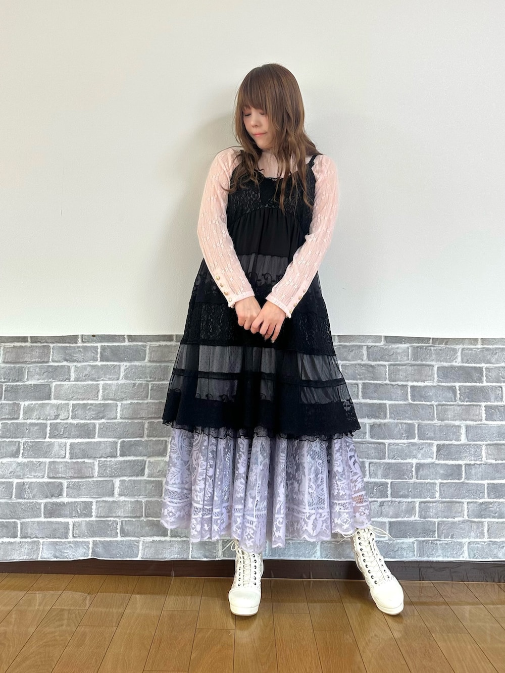 「レース、レースワンピース、レースアップブーツ、チュニック、キャミワンピ、レイヤード、レイヤードスタイル、デニムジャケット、レーススカート、きれいめカジュアル、axes femme、春コーデ」｜「axes femmeのビッグシルエットデニムジャケット（デニムジャケット、ブルー系）」を使った、まりさん（骨格ウェーブ・レディース・157cm）の春コーディネートの2枚目の写真