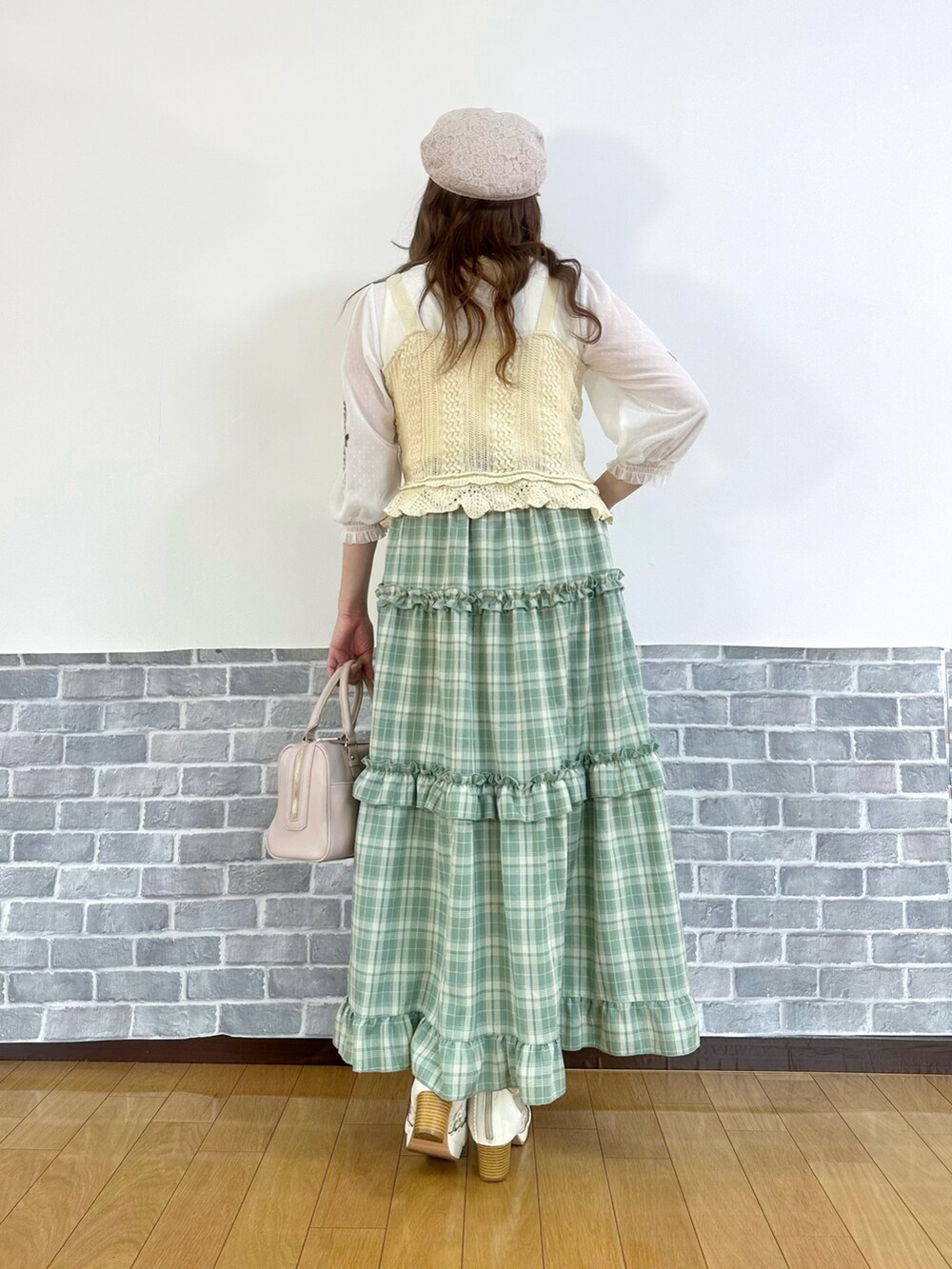 「春色、春めき満開コーデ、春コーデ、ビスチェ、淡色コーデ、休日スタイル、デートコーデ、お出かけコーデ、リボン、axes femme、大人かわいい、スカートスタイル、カラーコーデ、刺繍、チェックスカート」|「axes femmeのレース切替編み上げブーツ(ブーツ、ホワイト系)」を使った、まりさん(レディース・157cm)の春コーディネートの3枚目の写真