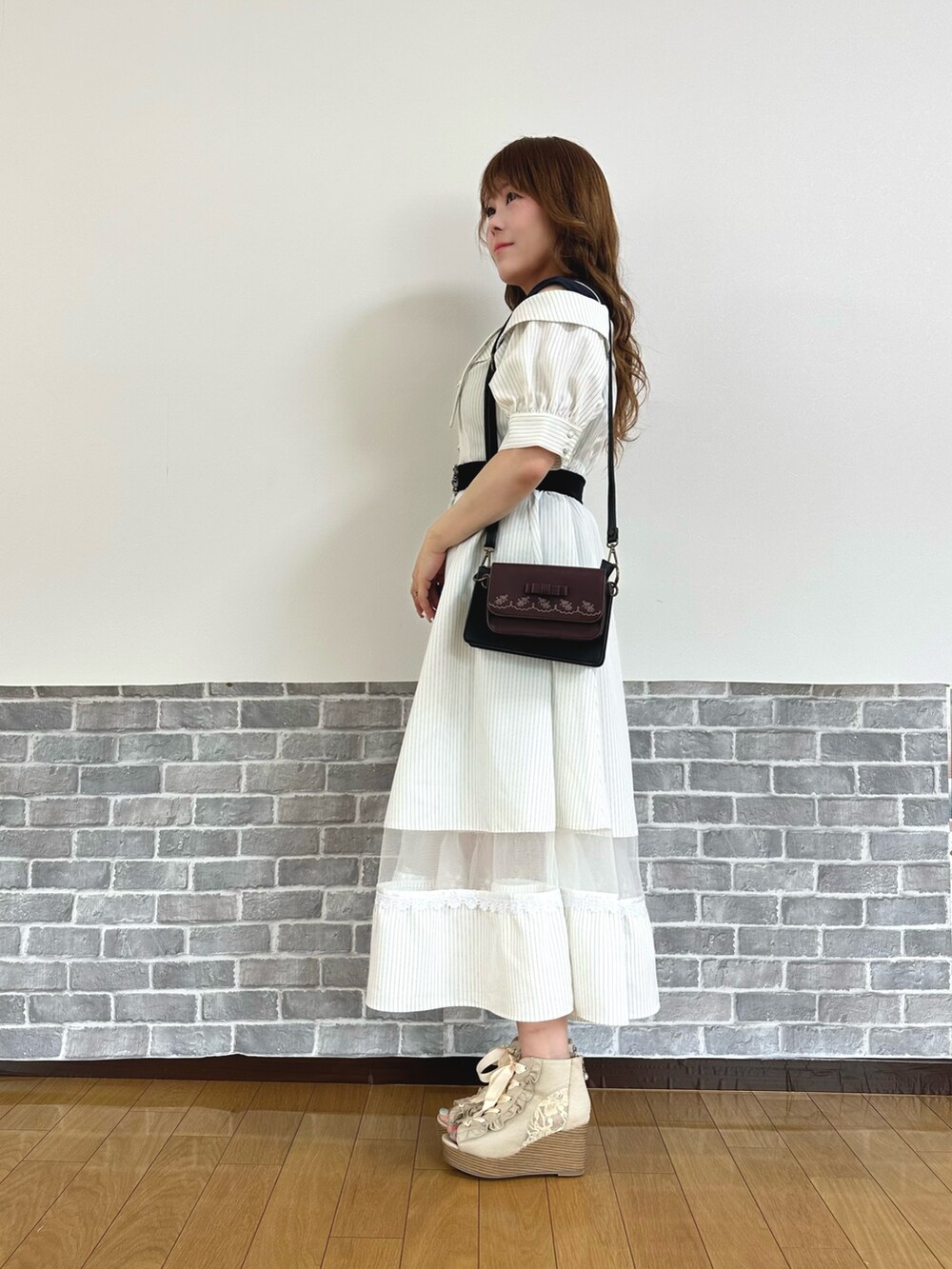 「フェミニン、キレイめ、白、夏、夏コーデ、ショルダーバッグ、サンダル、お出かけコーデ、デートコーデ、ワンピース、厚底サンダル、axes femme、大人女子」|「axes femmeの裾フリルノースリーブブラウス(シャツ/ブラウス、ブルー系)」を使った、まりさん(レディース・157cm)の春コーディネートの3枚目の写真