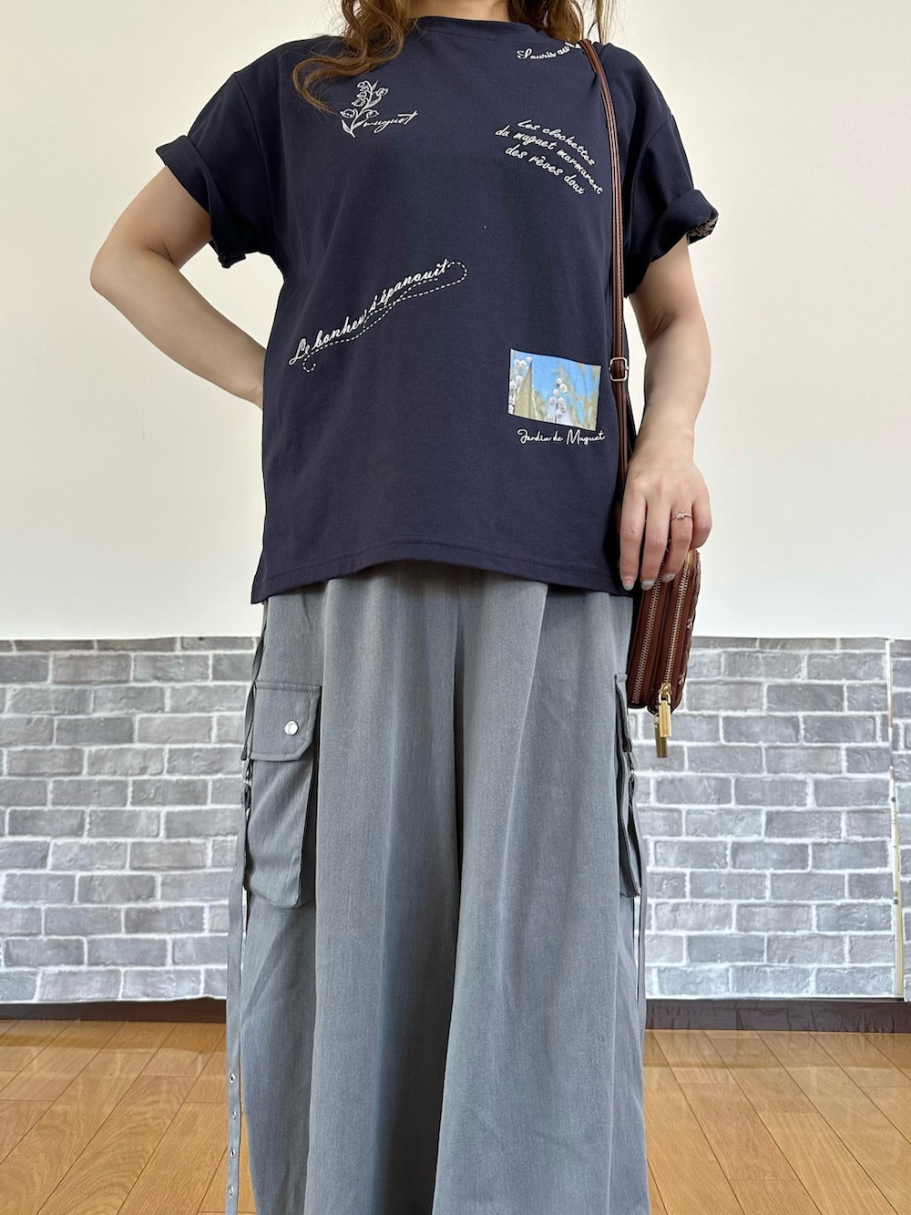 「パンツ、パンツスタイル、パンツコーデ、カーゴパンツ、カジュアル、カジュアルコーデ、ママコーデ、ママファッション、Tシャツ、スニーカー、axes femme、axes femme POETIQUE、楽チンコーデ、ゆるコーデ」｜「axes femmeの総レースキャスケット（キャスケット、ホワイト系）」を使った、まりさん（レディース・157cm）の春コーディネートの5枚目の写真