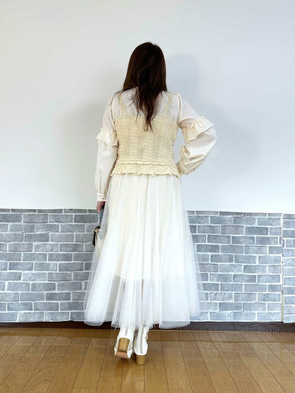 「春コーデ、チュールスカート、きれいめカジュアル、春色、ニットビスチェ、ブラウス、axes femme、axes femme POETIQUE、今日のコーデ」|「axes femme POETIQUEのフリルデコレーションブラウス(シャツ/ブラウス、ホワイト系)」を使った、まりさん(骨格ウェーブ・レディース・157cm)の春コーディネートの3枚目の写真