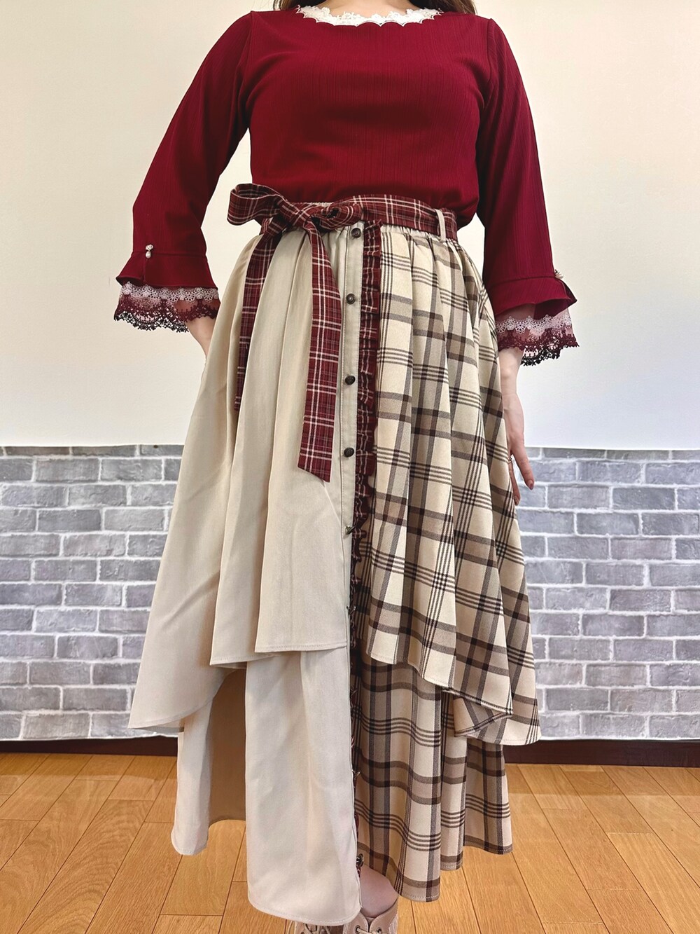 ホワイト系のタンクトップ、レッド系のTシャツ/カットソー、ブラウン系のボストンバッグを着用したレディースの秋コーディネートの4枚目の写真