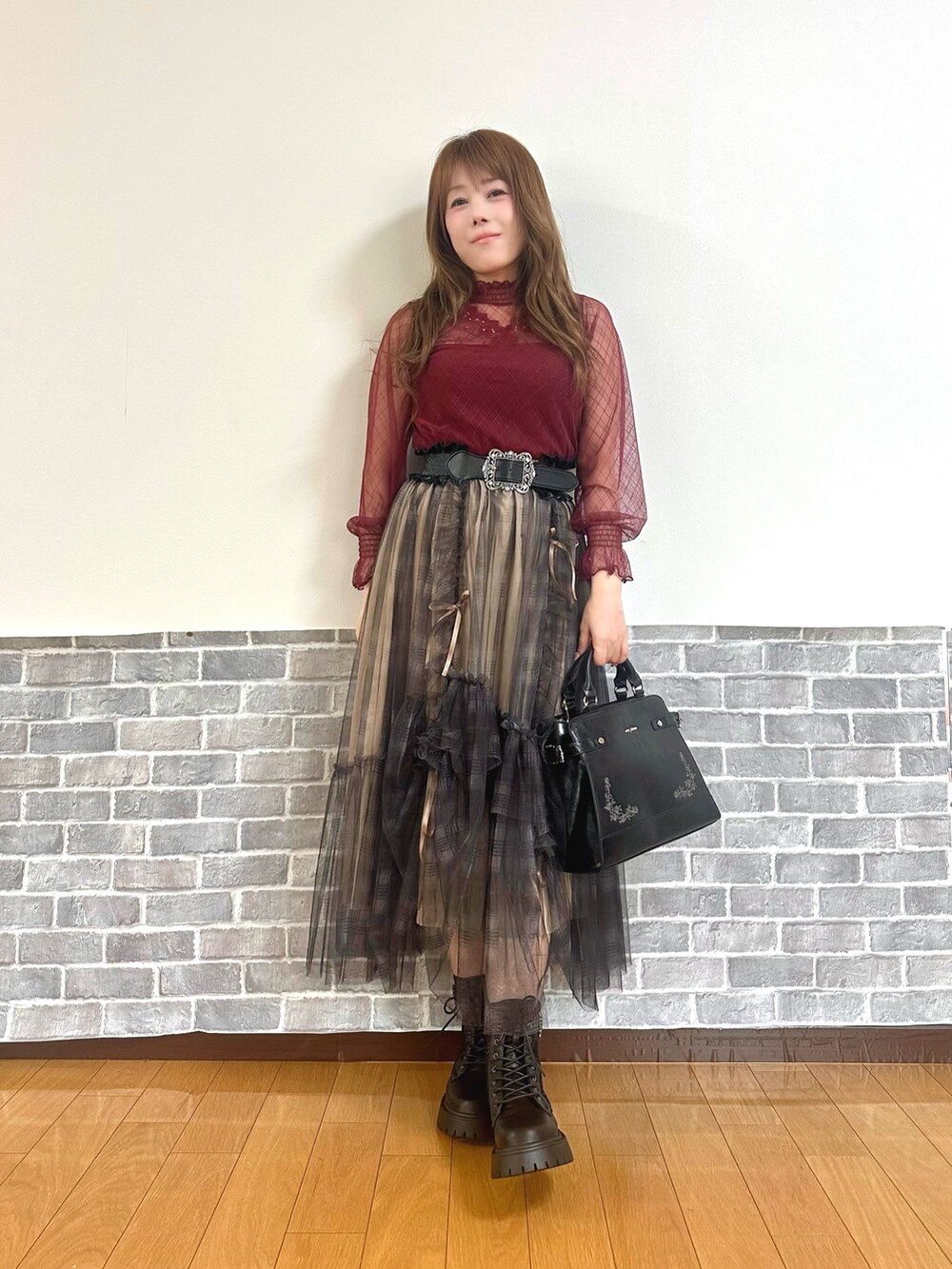 レッド系のTシャツ/カットソー、レッド系のタンクトップ、ベージュ系のスカートを着用したレディースの夏コーディネートの2枚目の写真