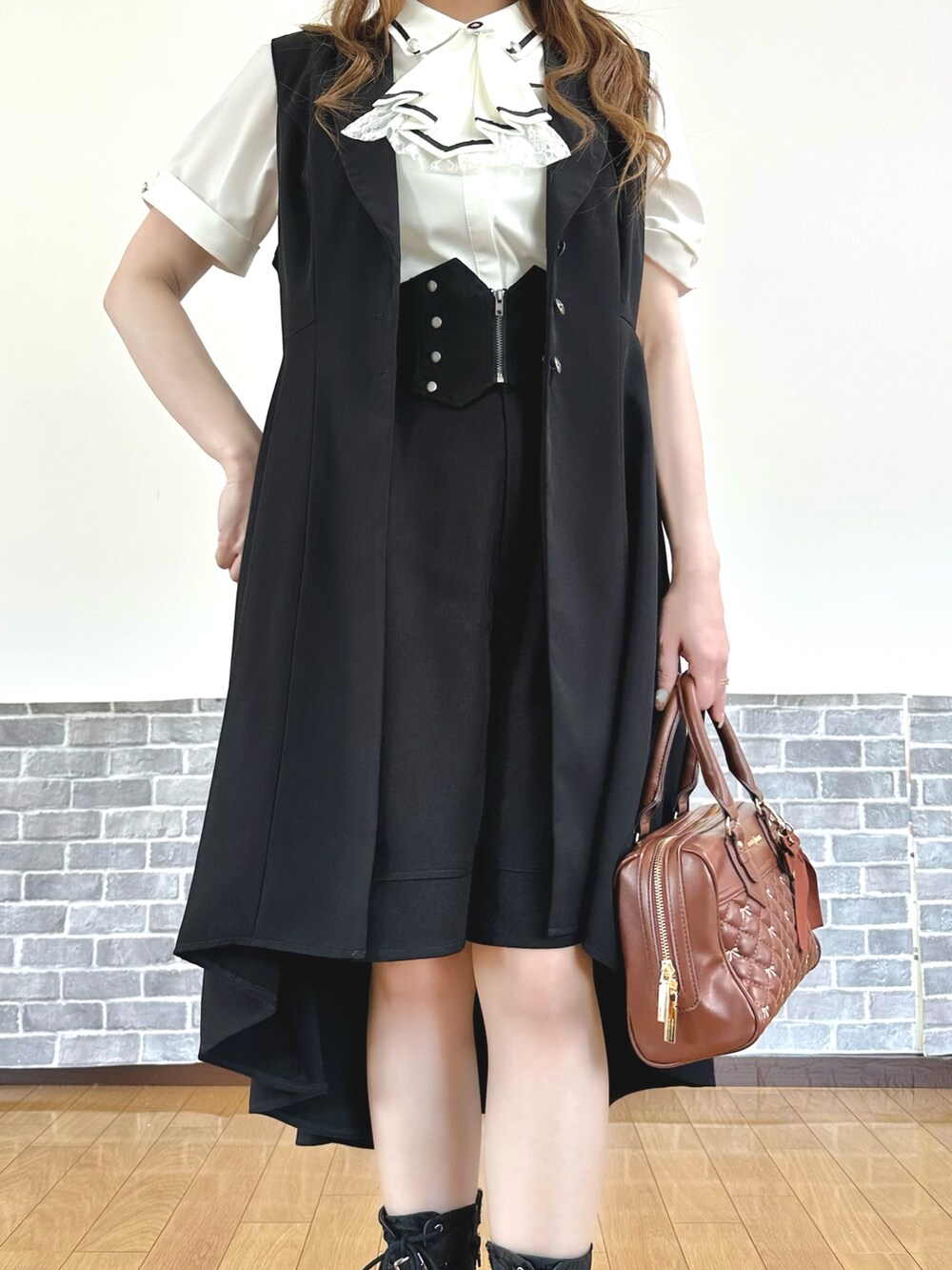 「ショートパンツ、お出かけコーデ、axes femme、axes femme POETIQUE、推し活コーデ、モノトーン、モノトーンコーデ、クラシカル、概念」|「axes femmeのフリルジャボ付配色ラインブラウス(シャツ/ブラウス、ホワイト系)」を使った、まりさん(レディース・157cm)の春コーディネートの5枚目の写真