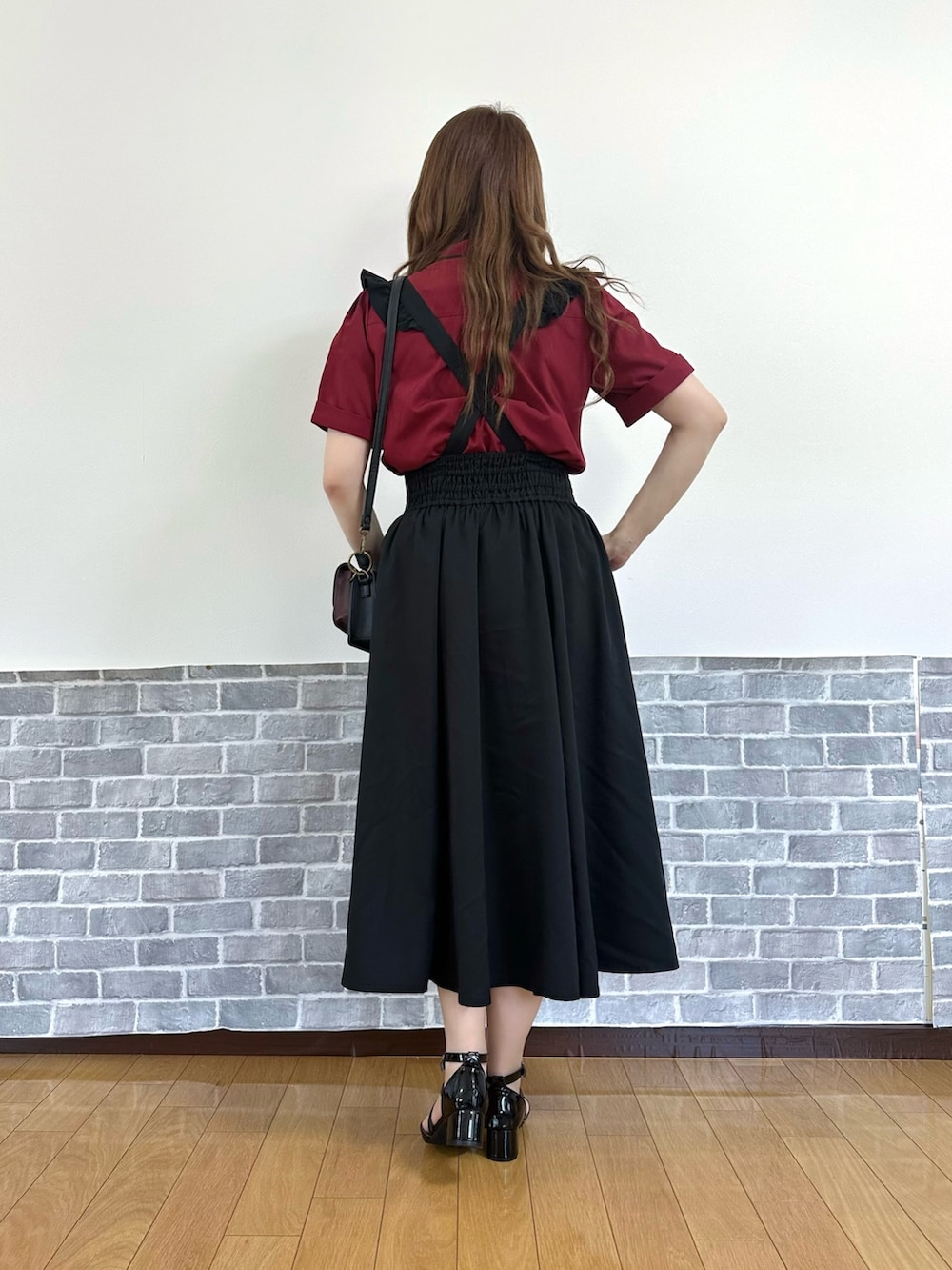 「赤×黒、シャツ、ブラウス、クラシカル、フェミニン、ショルダーバッグ、お出かけコーデ、axes femme」｜「axes femmeのフリルジャボ付配色ラインブラウス（シャツ/ブラウス、レッド系）」を使った、まりさん（レディース・157cm）の春コーディネートの4枚目の写真
