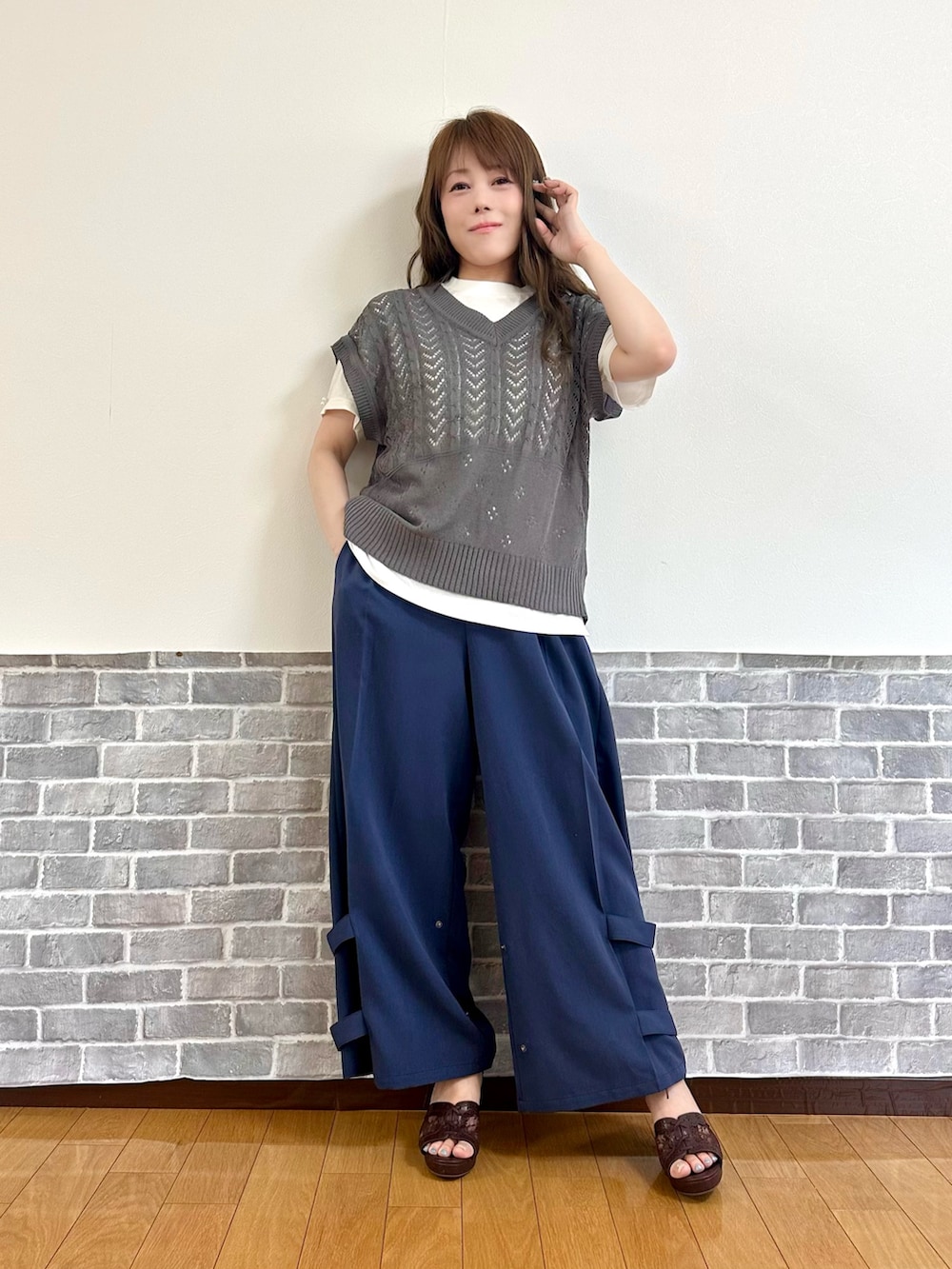 「カジュアル、カジュアルコーデ、パンツ、パンツスタイル、ニットベスト、体型カバー、Tシャツ、ママファッション、ママコーデ、axes femme」｜「axes femmeのニットベスト×Ｔシャツセット（ニット/セーター、グレー系）」を使った、まりさん（レディース・157cm）の夏コーディネートの2枚目の写真