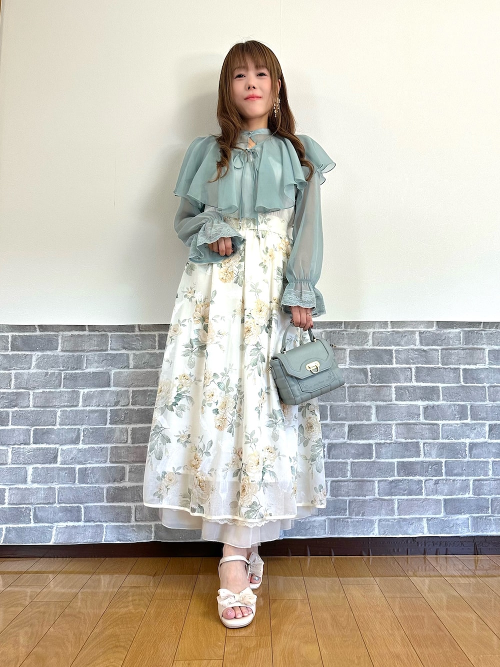 「シアートップス、春コーデ、axes femme、大人かわいい、春先取り、ミントグリーン、花柄スカート」|「axes femmeのケープ付ラメショートブラウス(シャツ/ブラウス、グリーン系)」を使った、まりさん(骨格ウェーブ・レディース・157cm)の春コーディネートの2枚目の写真