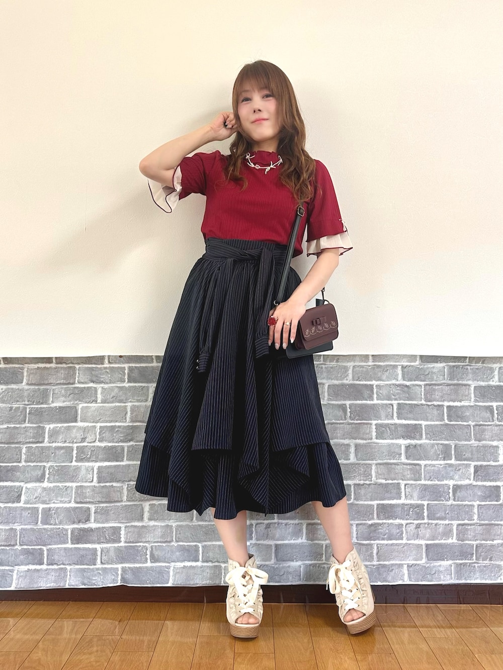 「推し活コーデ、赤、ショルダーバッグ、プチプラ、きれいめカジュアル、axes femme、おでかけコーデ、フェミニン」｜「axes femmeの楊柳シフォン袖メロープルオーバー（Tシャツ/カットソー、レッド系）」を使った、まりさん（レディース・157cm）の春コーディネートの2枚目の写真