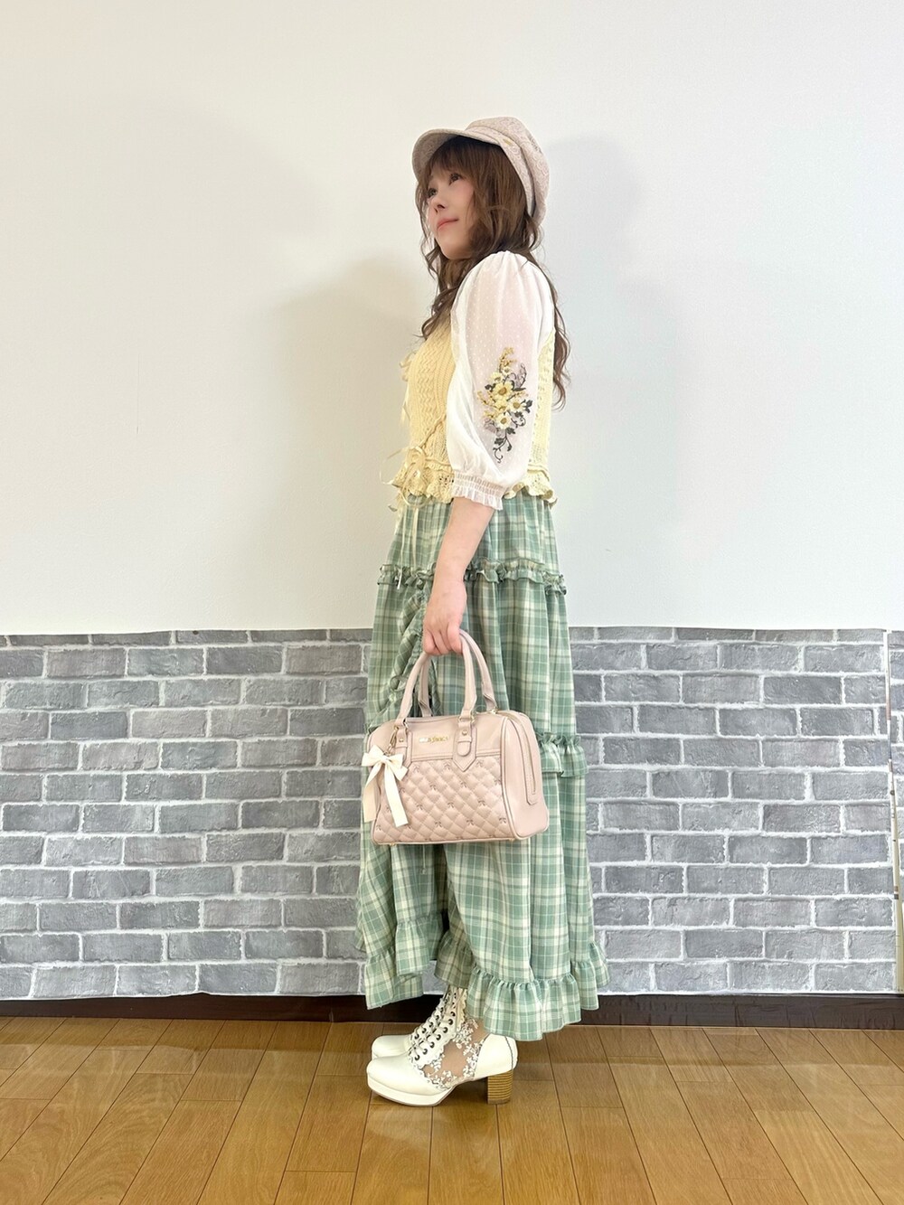 「春色、春めき満開コーデ、春コーデ、ビスチェ、淡色コーデ、休日スタイル、デートコーデ、お出かけコーデ、リボン、axes femme、大人かわいい、スカートスタイル、カラーコーデ、刺繍、チェックスカート」|「axes femmeのレース切替編み上げブーツ(ブーツ、ホワイト系)」を使った、まりさん(レディース・157cm)の春コーディネートの2枚目の写真