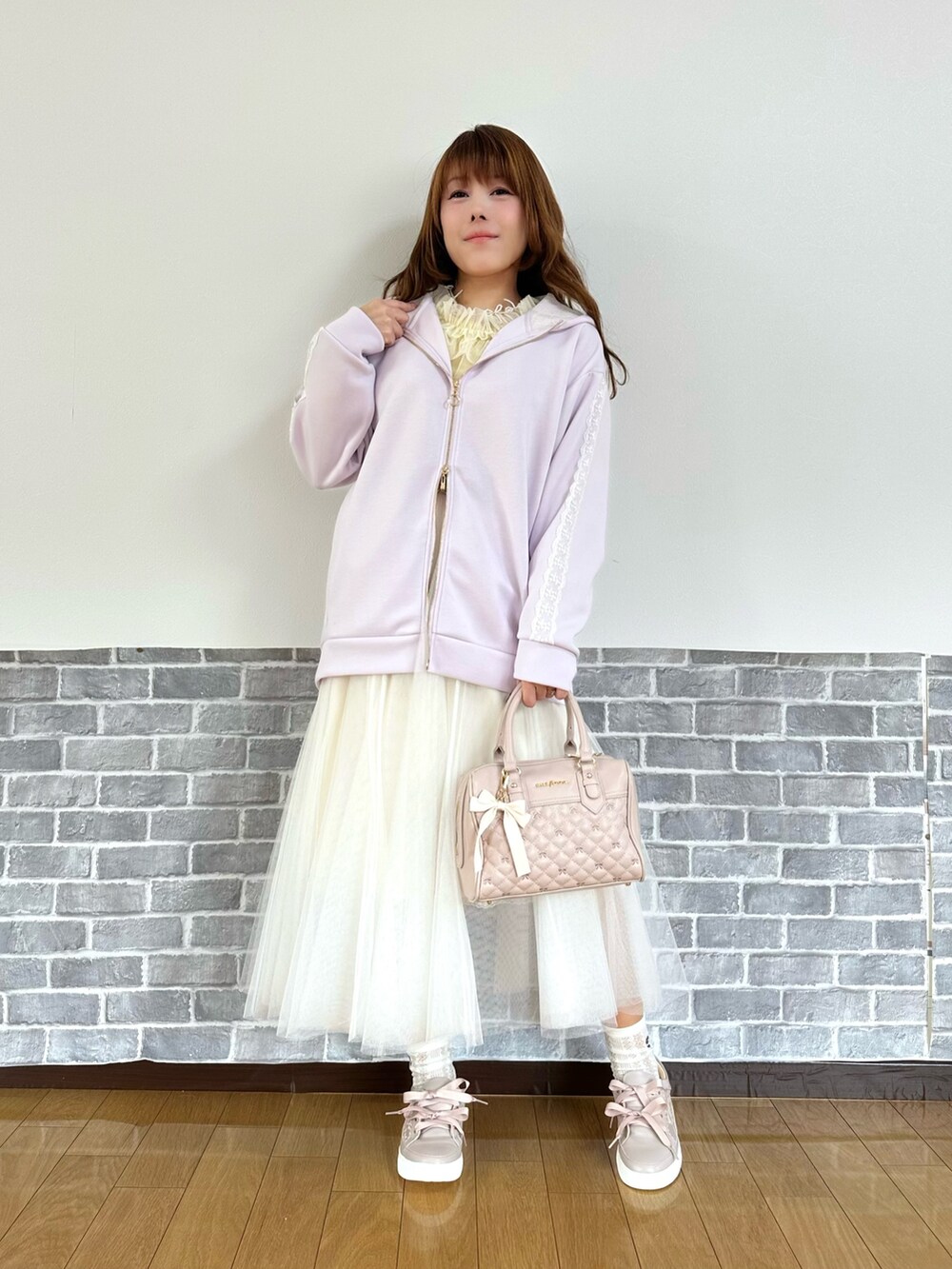 「パーカー、機能性素材、UVカット、フェミニン×カジュアル、フェミニン、スニーカーコーデ、イエロー、チュールスカート」|「axes femmeのUVカットロングパーカー(パーカー、パープル系)」を使った、まりさん(骨格ウェーブ・レディース・157cm)の春コーディネートの2枚目の写真