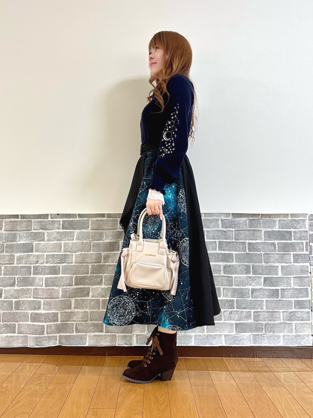 パープル系のダッフルコート、ホワイト系のTシャツ/カットソー、ブルー系のニット/セーターを着用したレディースの秋コーディネートの3枚目の写真