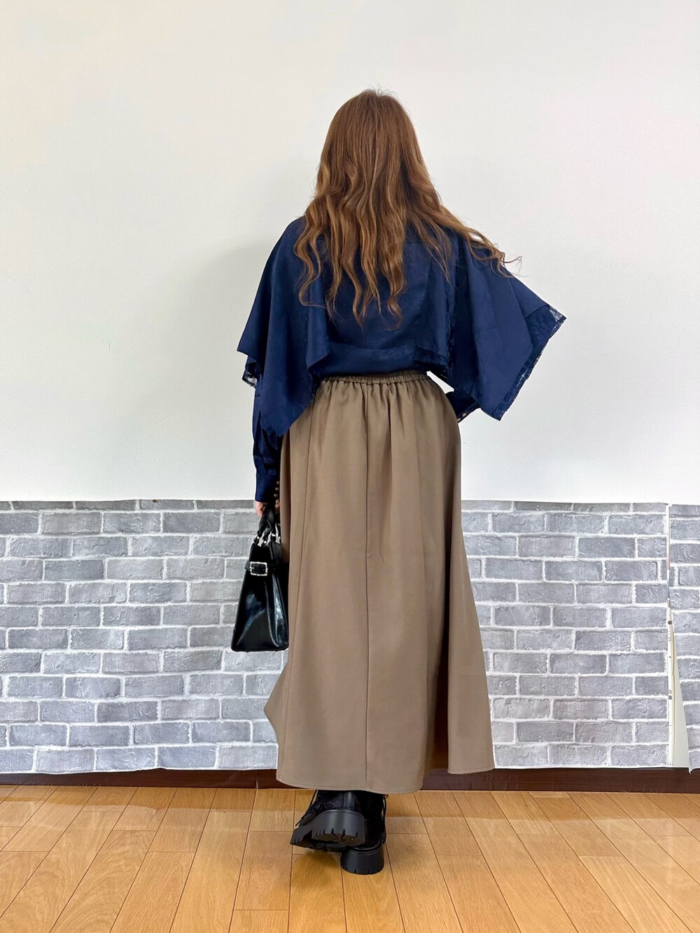 ブラック系のタンクトップ、ブルー系のシャツ/ブラウス、ブラウン系のスカートを着用したレディースの秋コーディネートの4枚目の写真