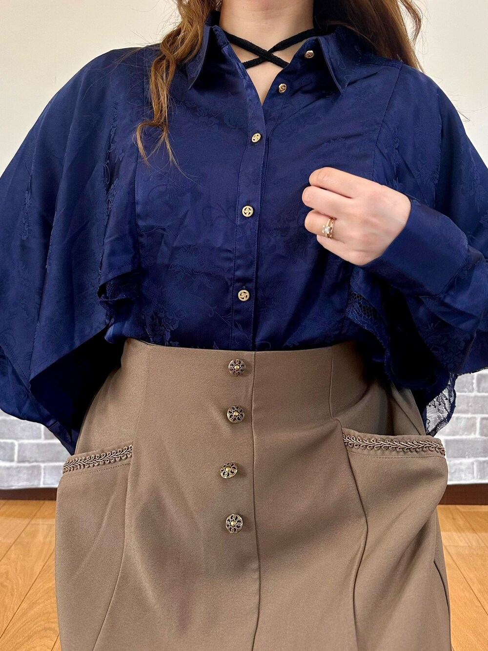 ブラック系のタンクトップ、ブルー系のシャツ/ブラウス、ブラウン系のスカートを着用したレディースの秋コーディネートの5枚目の写真