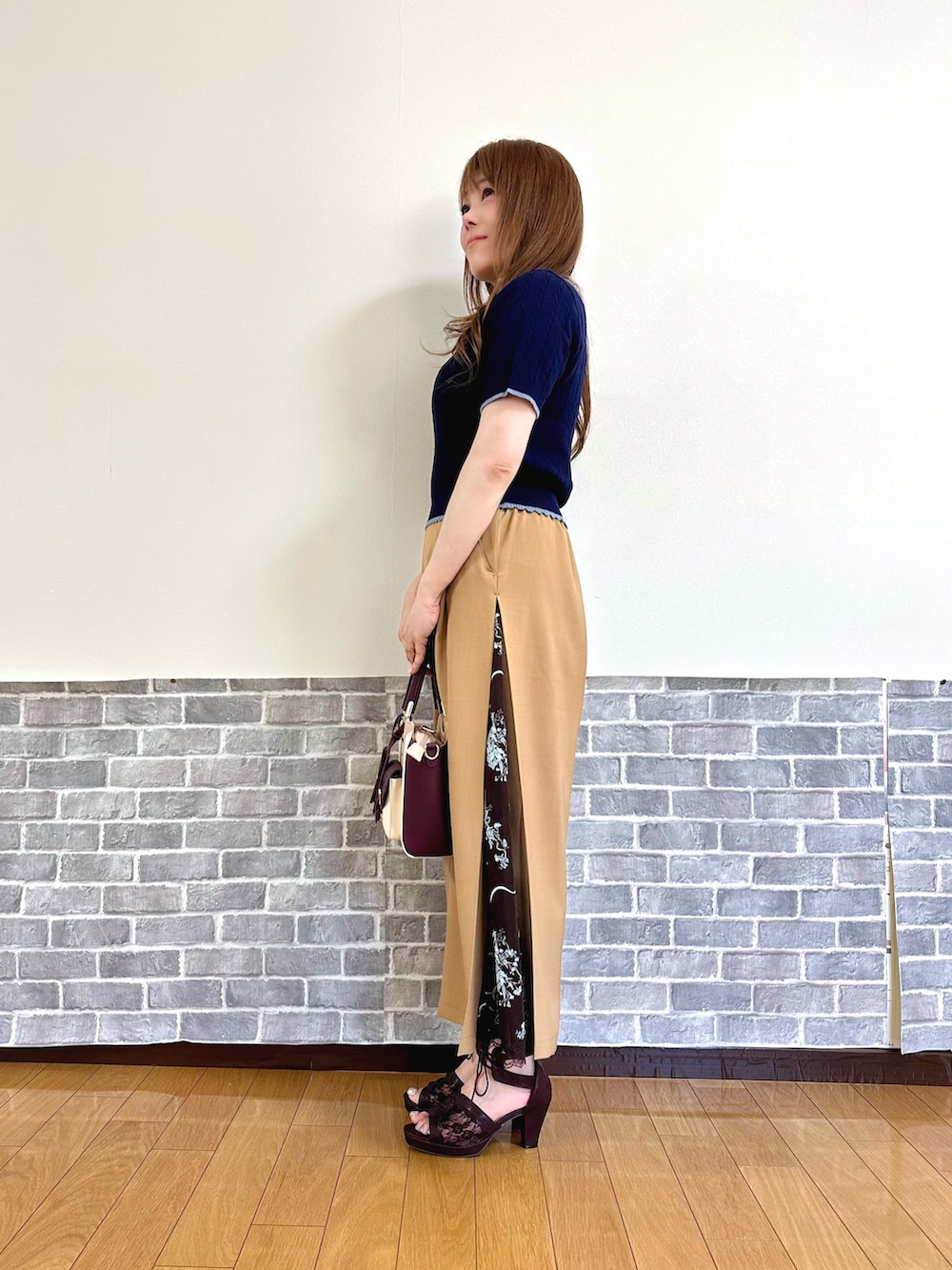 「きれいめカジュアル、パンツスタイル、ワイドパンツ、シンプルコーデ、ポロシャツ、お出かけコーデ、axes femme、大人カジュアルコーデ」｜「axes femmeの刺繍入り配色襟ニットポロ（ニット/セーター、ブルー系）」を使った、まりさん（レディース・157cm）の夏コーディネートの3枚目の写真
