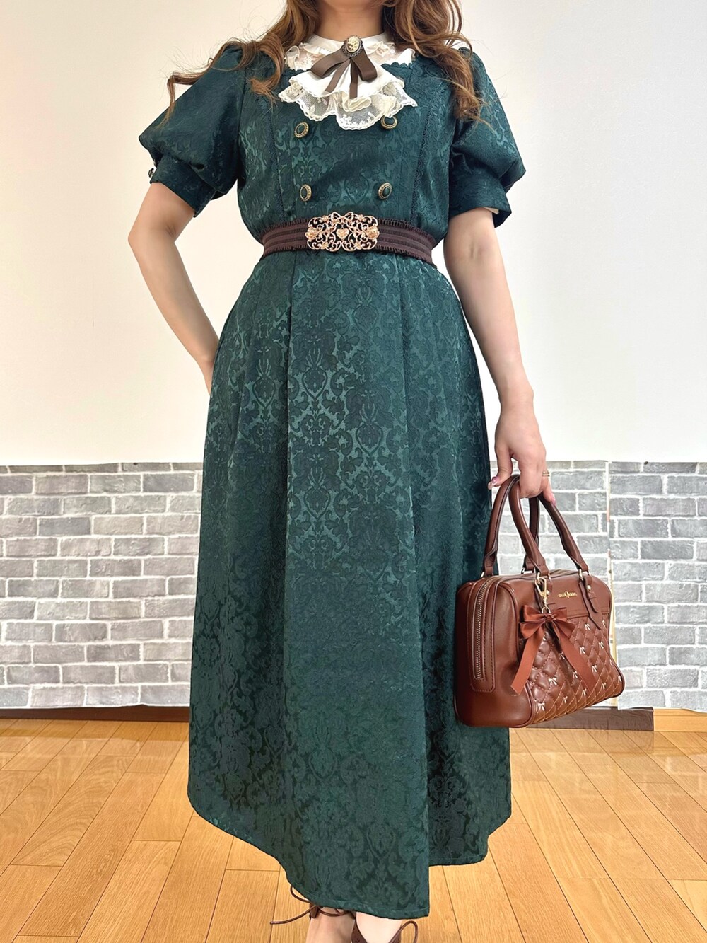 「クラシカル、レトロ、ワンピース、お出かけコーデ、ショルダーバッグ、axes femme、axes femme POETIQUE、オケージョン、ボストンバッグ」｜「axes femmeのスクエアネックジャカードワンピース（ワンピース、ブルー系）」を使った、まりさん（レディース・157cm）の春コーディネートの5枚目の写真