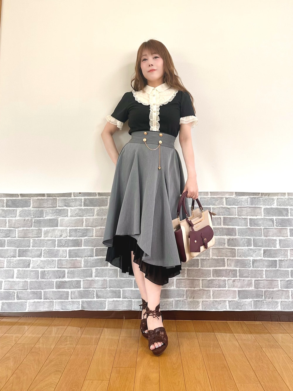 「クラシカル、フェミニン、キレイめ、フリル、axes femme、キレイめコーデ、モノトーンコーデ、きれいめコーデ」｜「axes femmeの襟付きブロッキングリブプルオーバー（Tシャツ/カットソー、ブラック系）」を使った、まりさん（レディース・157cm）の夏コーディネートの2枚目の写真